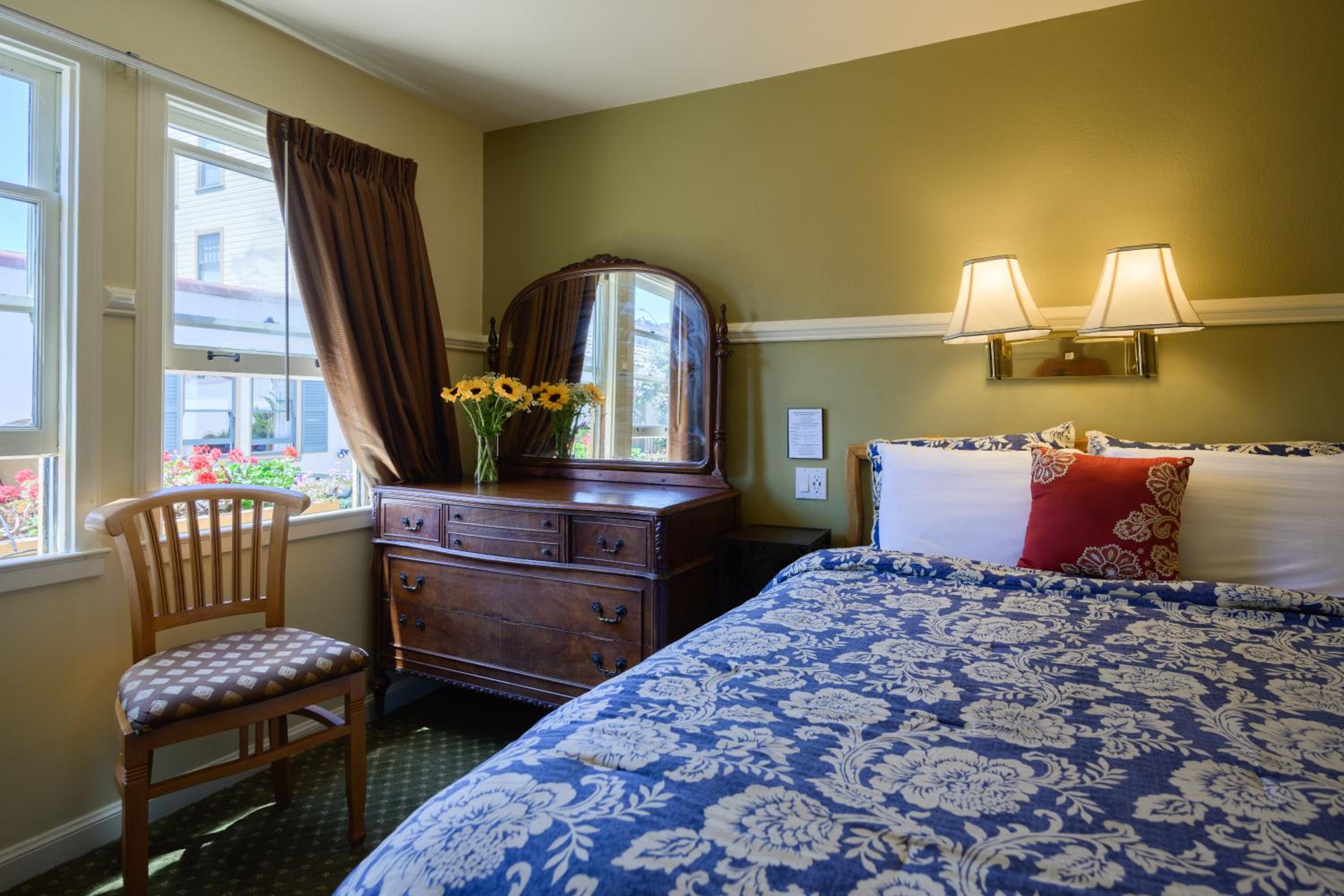 Courtyard Queen Room (No Pets)
