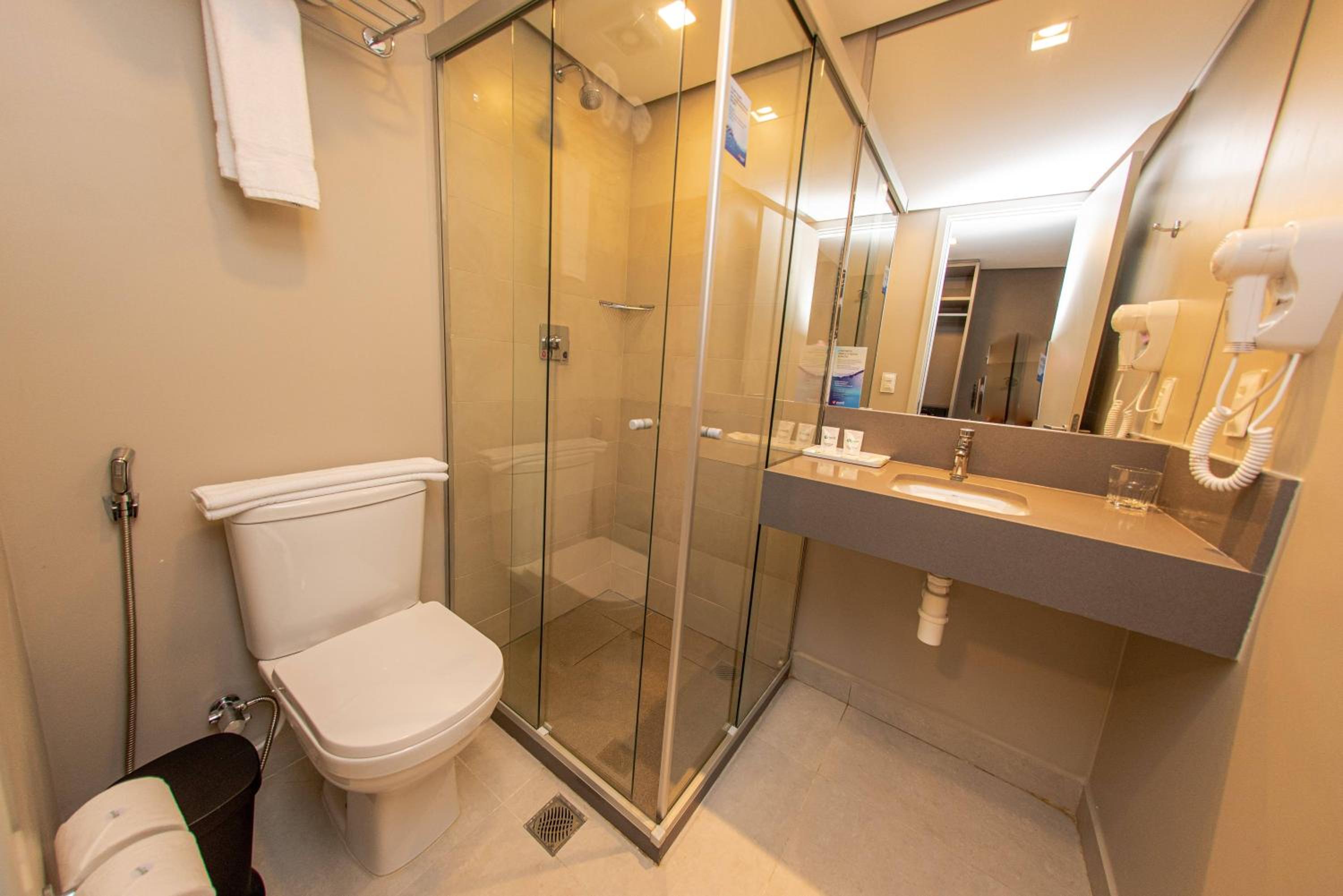 Suite - Photo 11