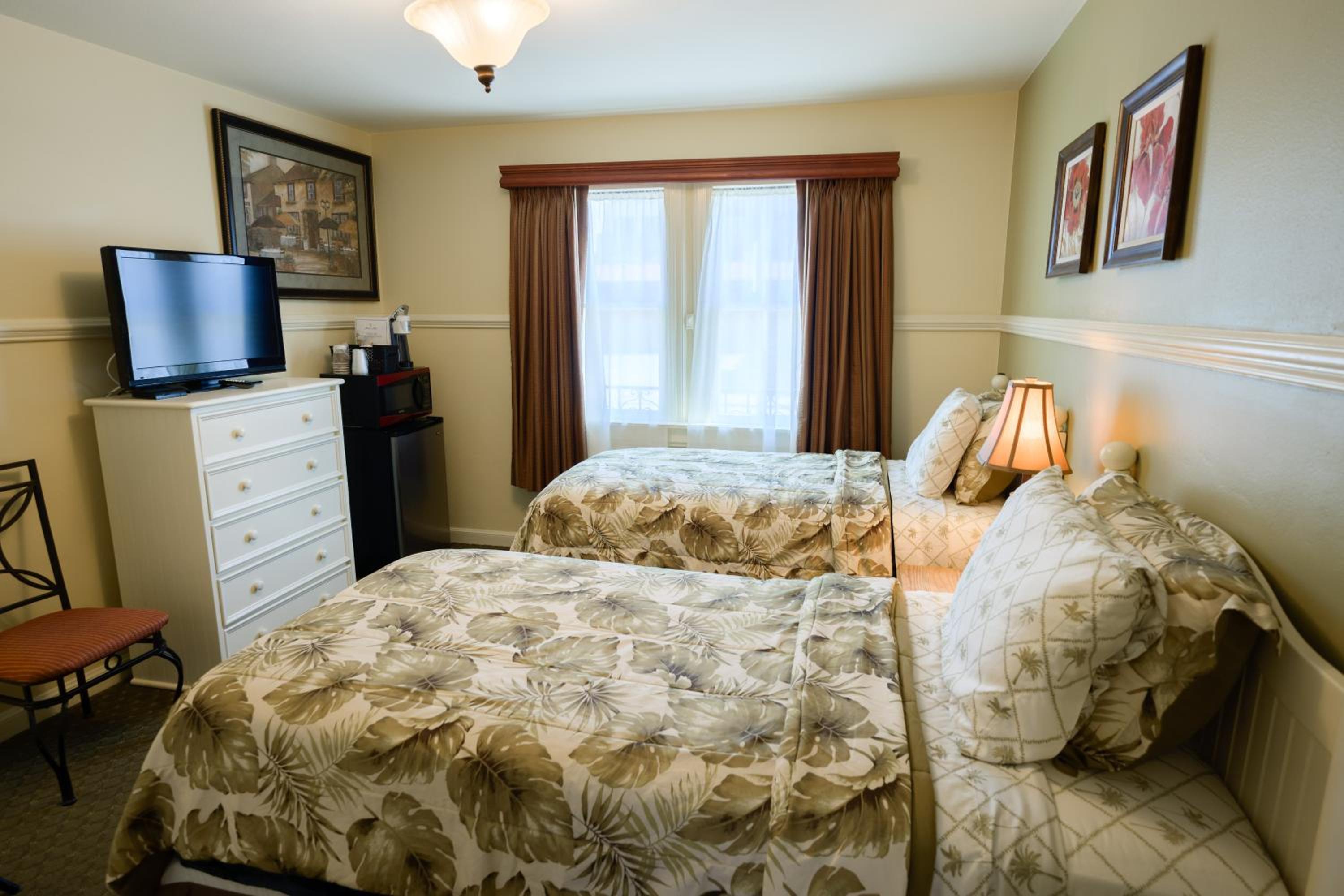 Street Facing Three Bed Family Room (No Pets)