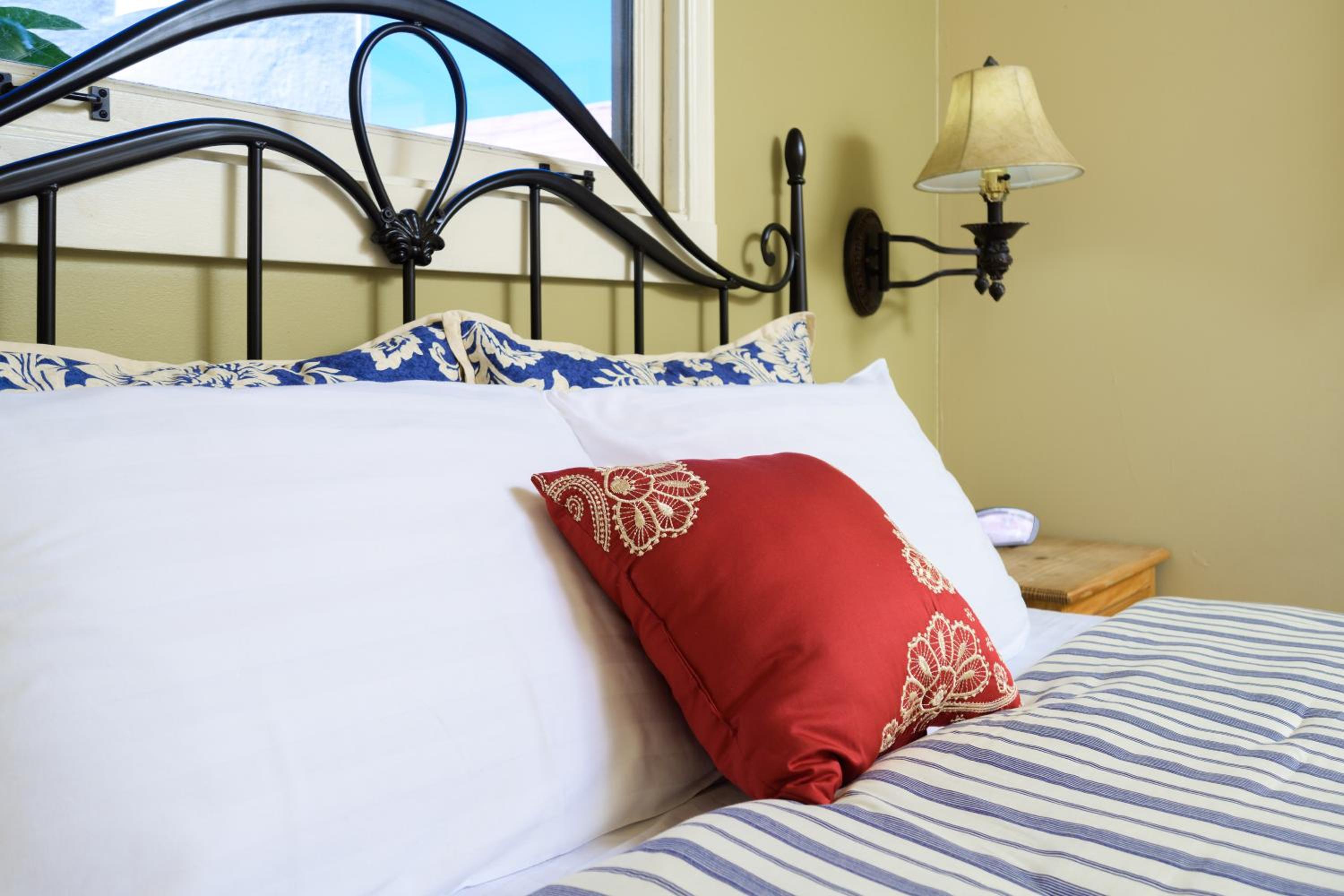 Street Facing Queen Suite (Dog Friendly)