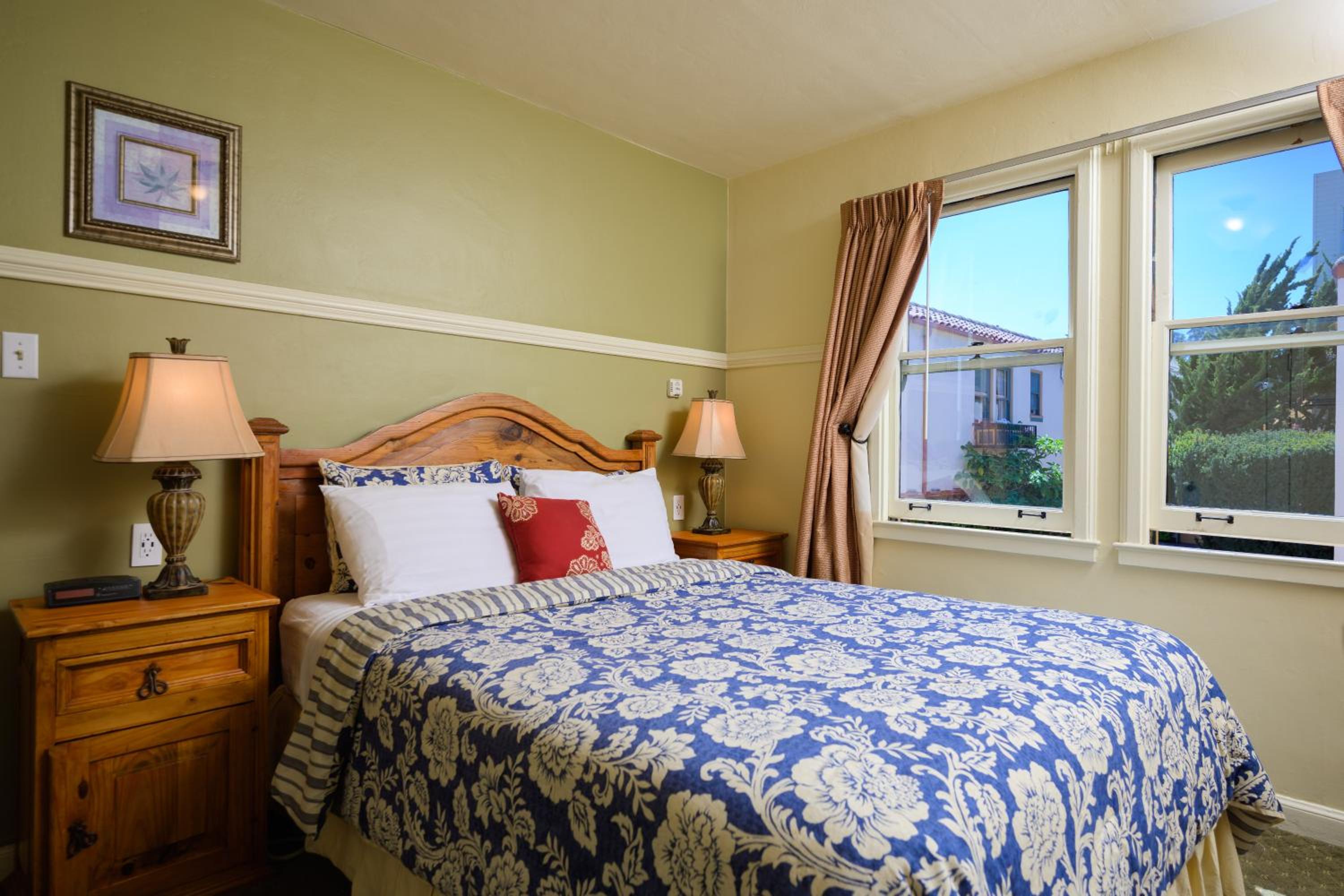 Street Facing Queen room Kitchen (Dog Friendly)
