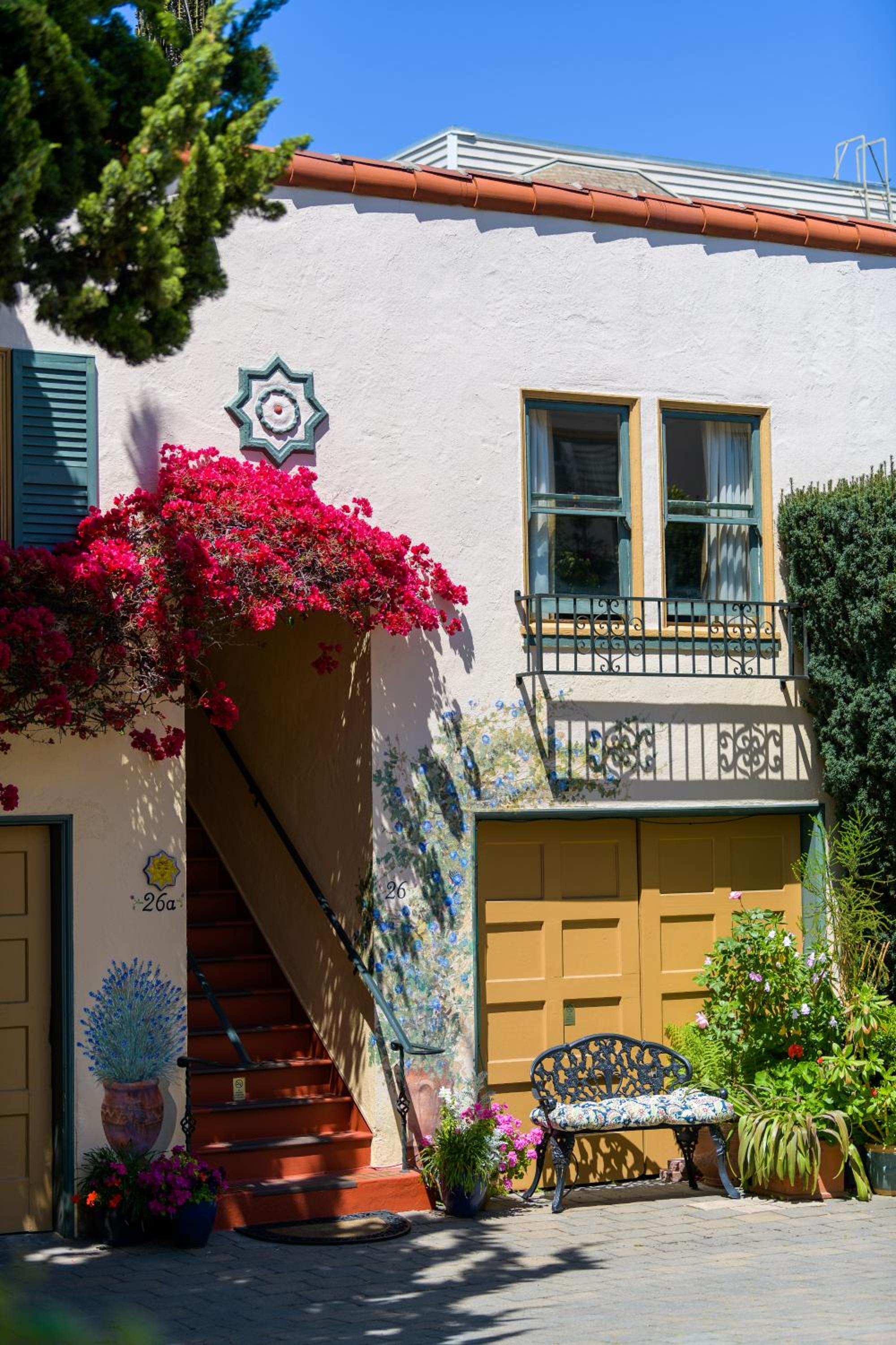Courtyard Queen Room with Kitchen (Dog Friendly)