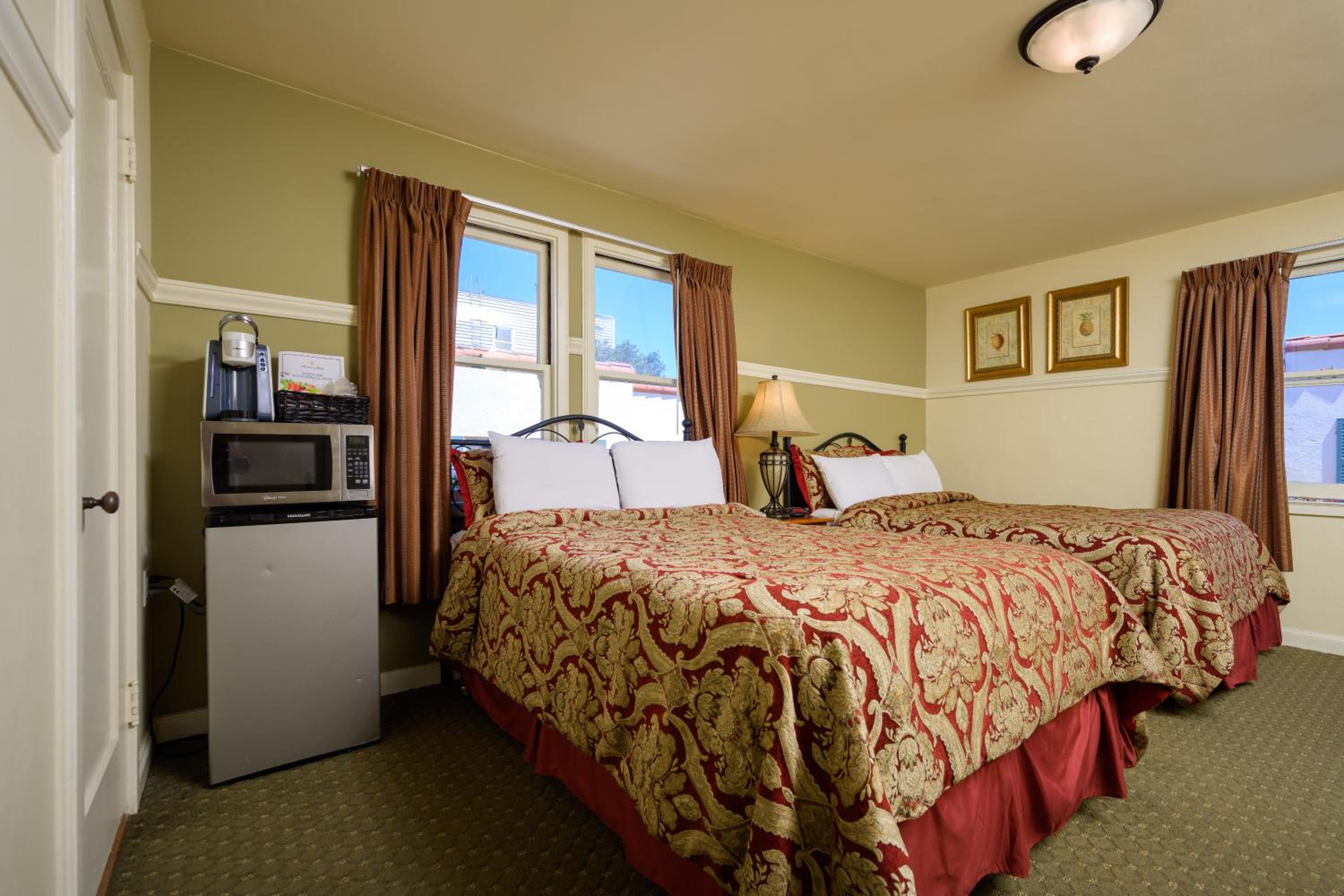 Courtyard Room with Two Double Beds (No Pets) thumbnail 6