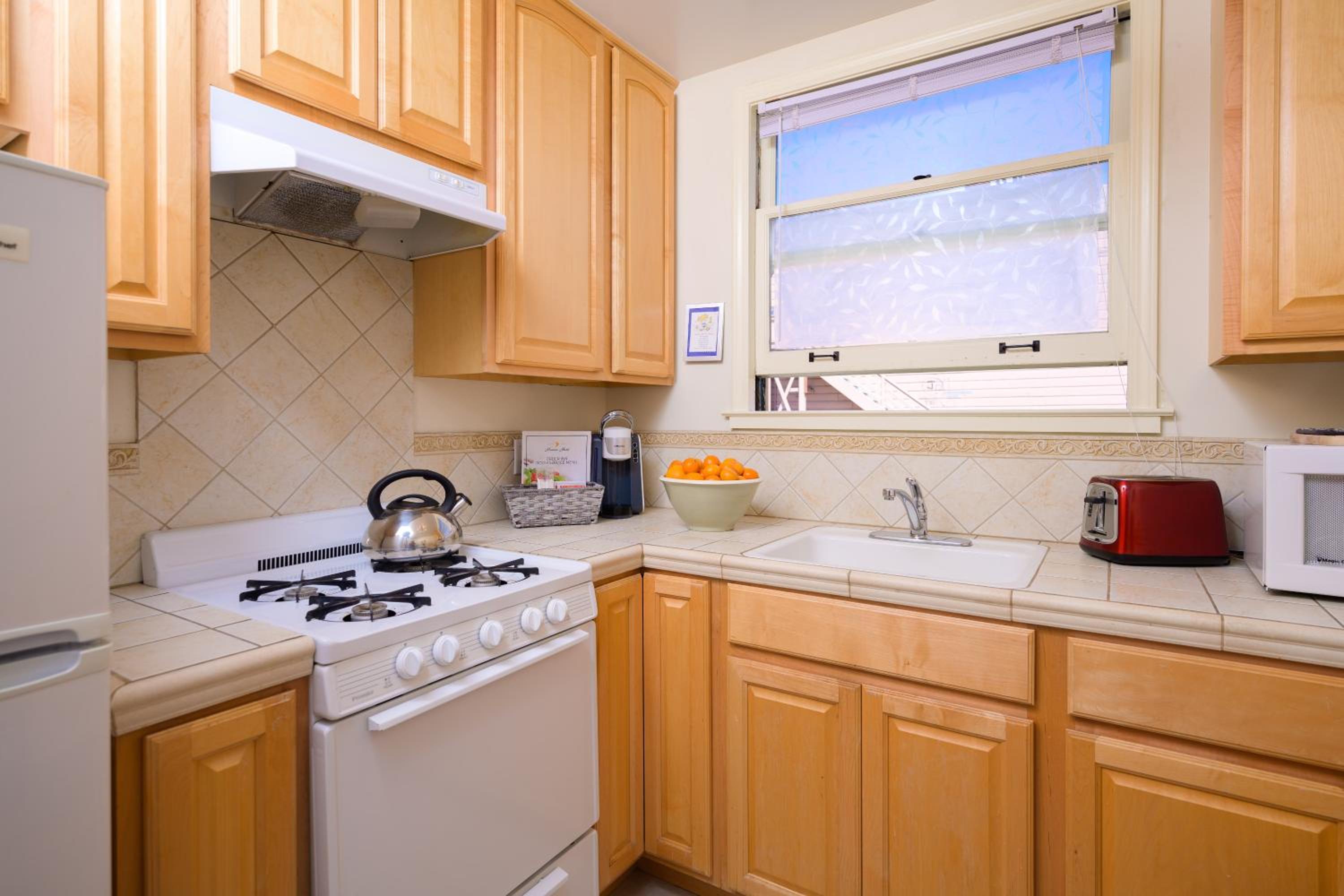 Courtyard Queen Room with Kitchen (Dog Friendly) thumbnail 6