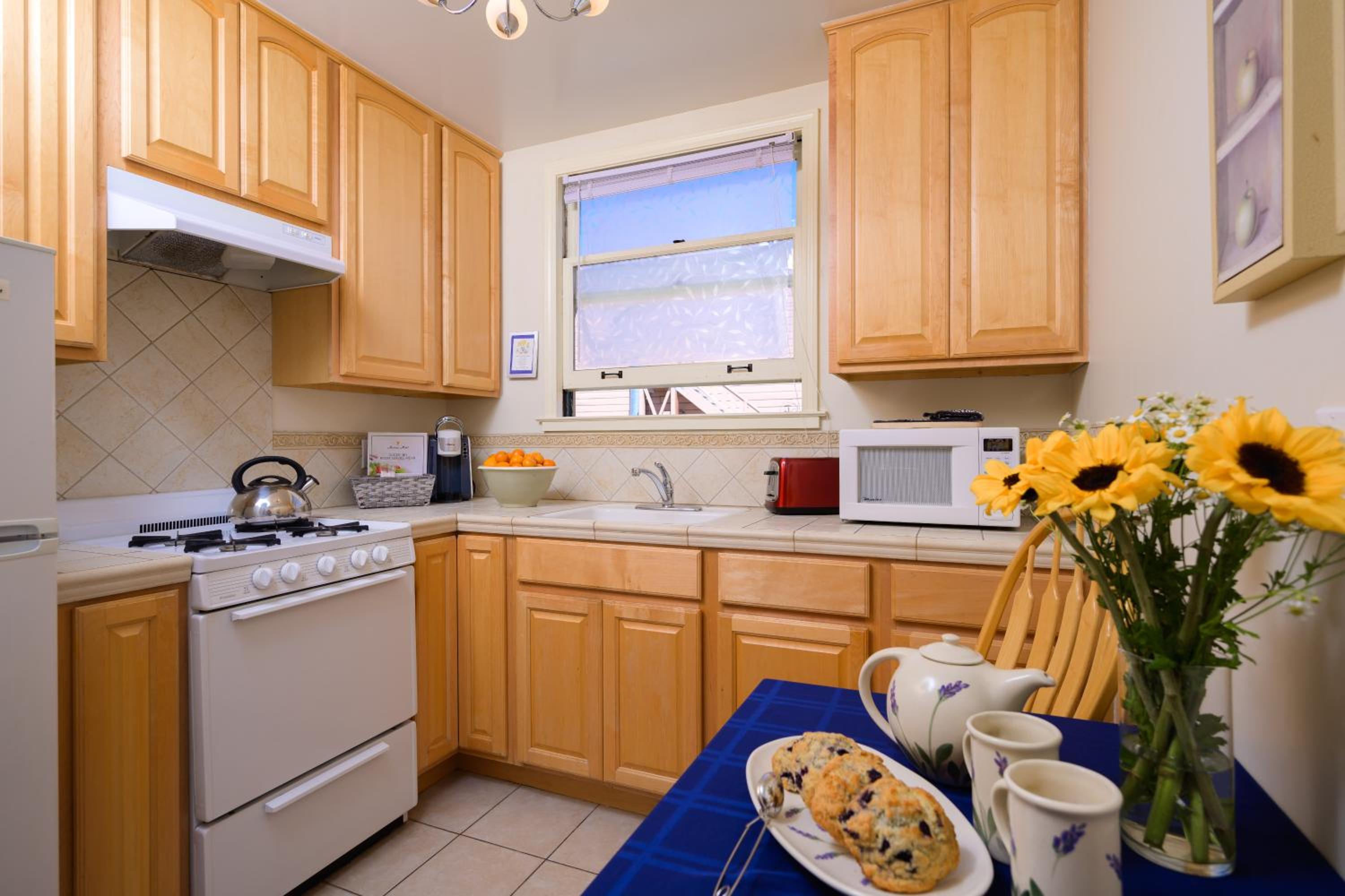 Courtyard Queen Room with Kitchen (Dog Friendly)