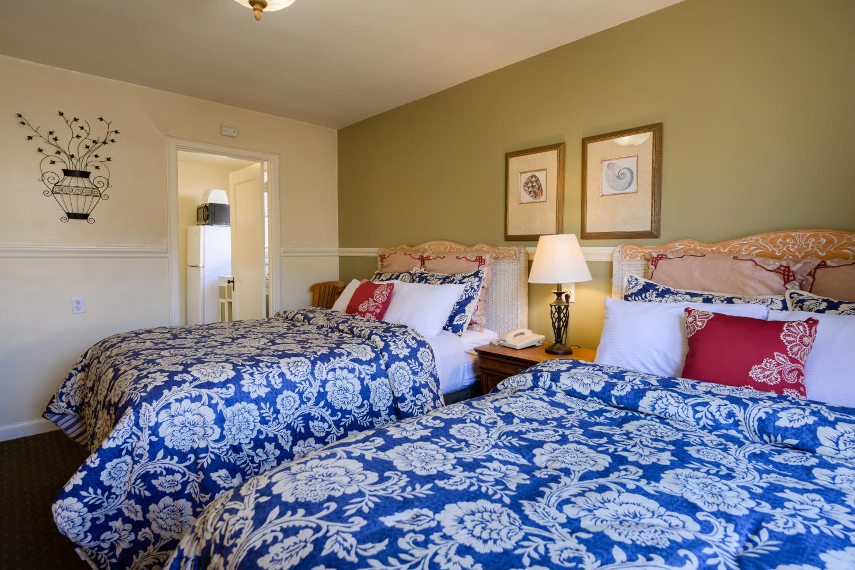 Courtyard Room with Two Double Beds and Kitchen (Dog Friendly)