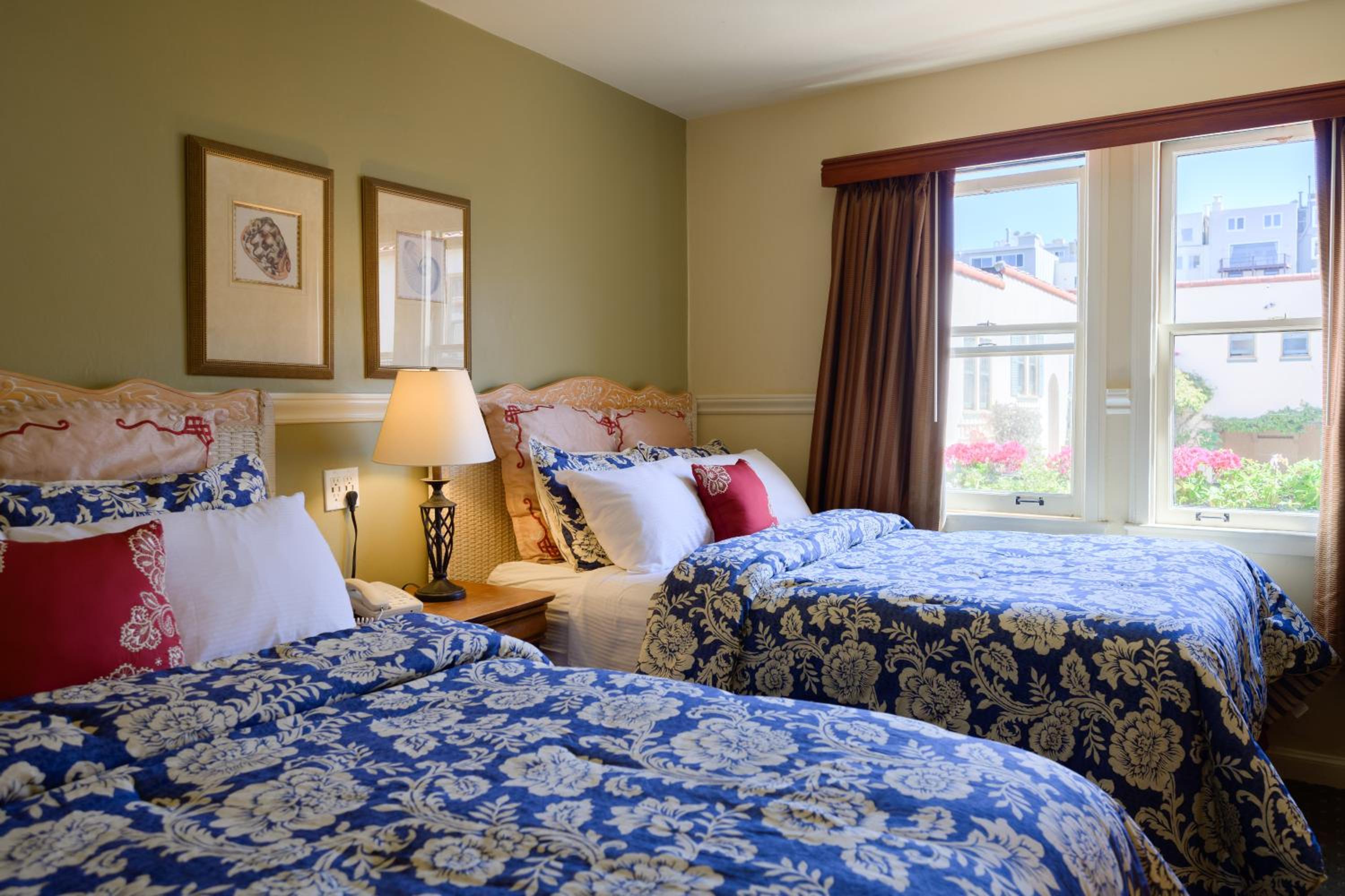 Courtyard Room with Two Double Beds and Kitchen (Dog Friendly) thumbnail 6