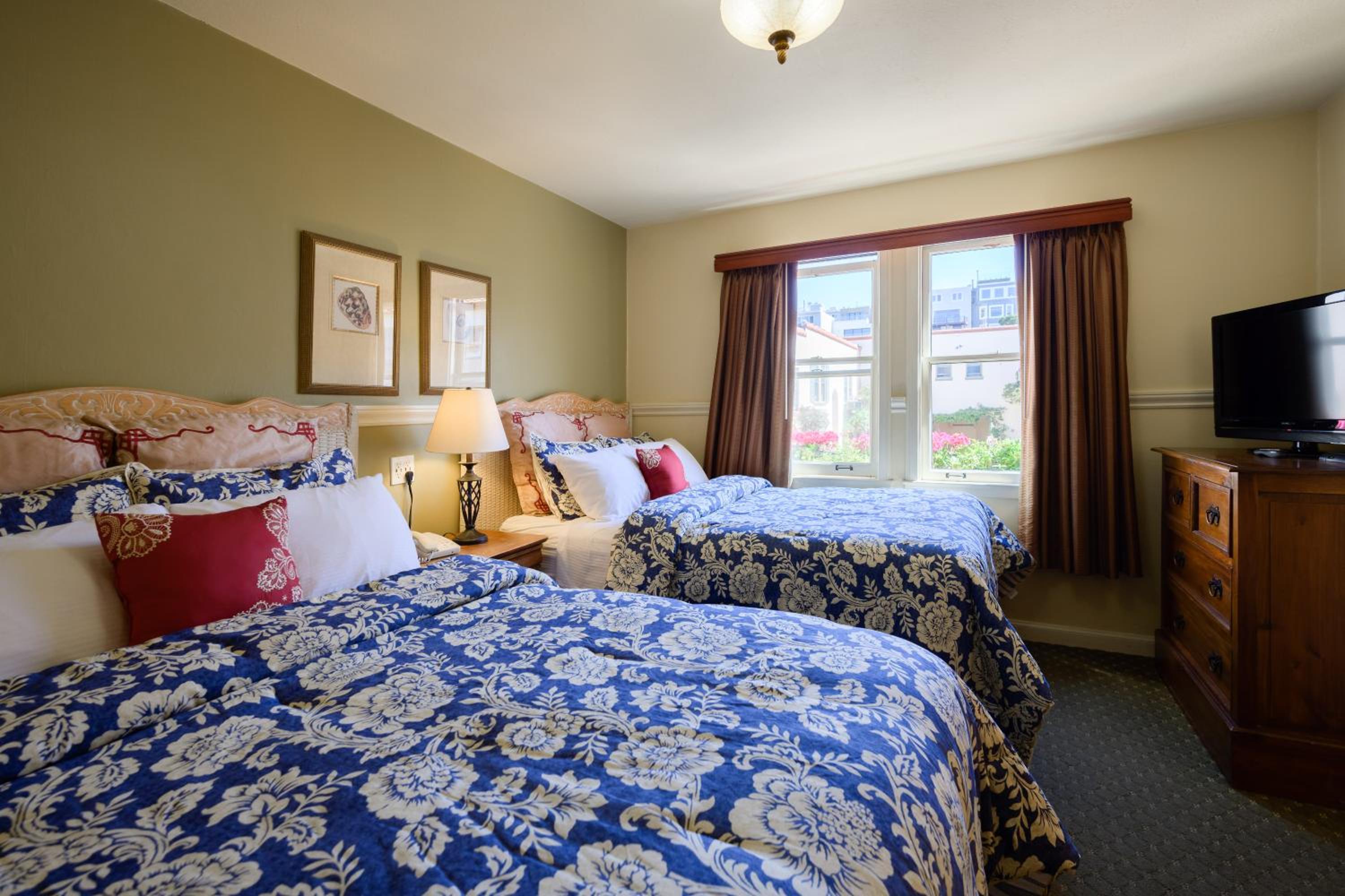 Courtyard Room with Two Double Beds and Kitchen (Dog Friendly) thumbnail 5