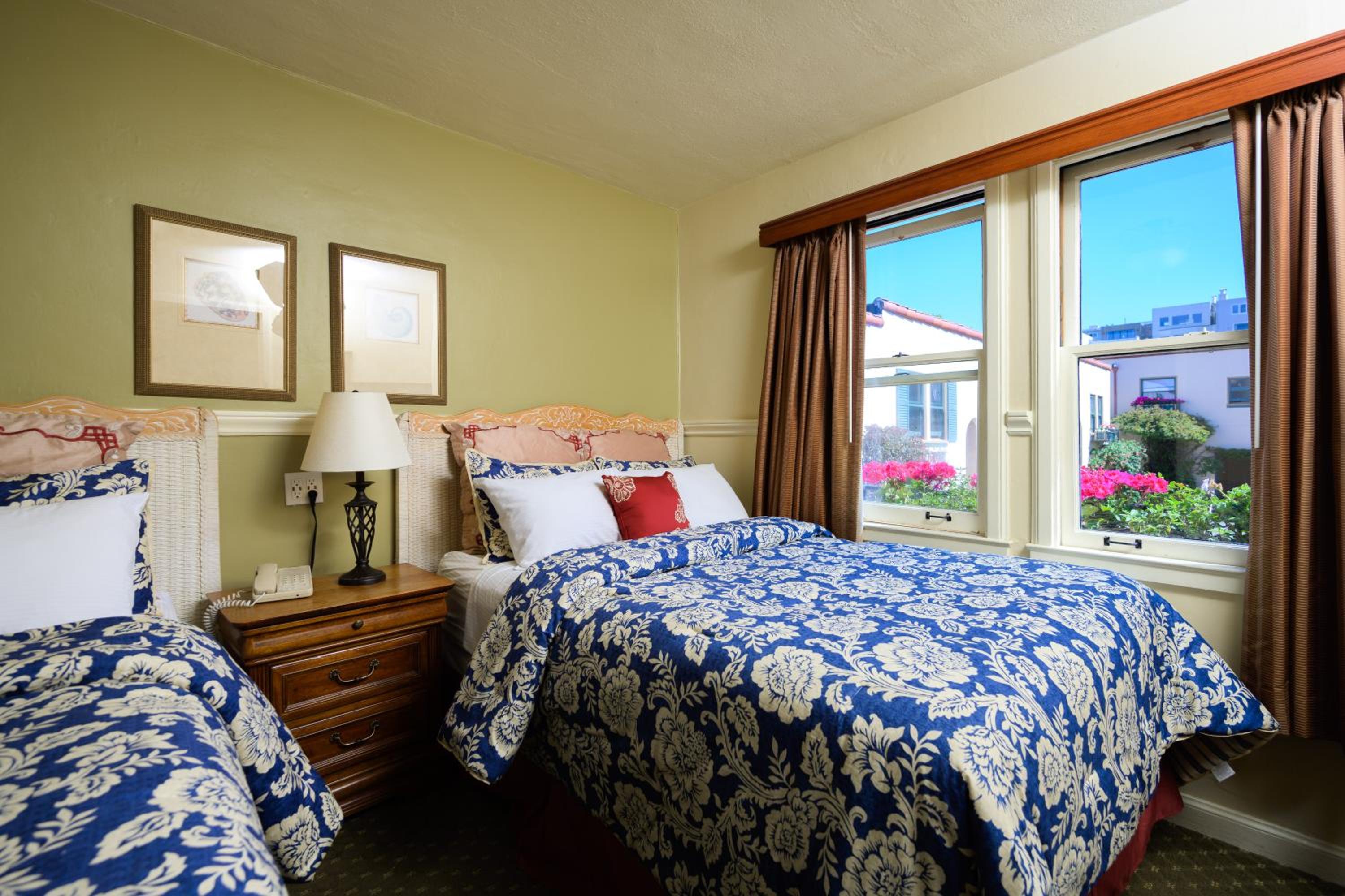 Courtyard Room with Two Double Beds and Kitchen (Dog Friendly)