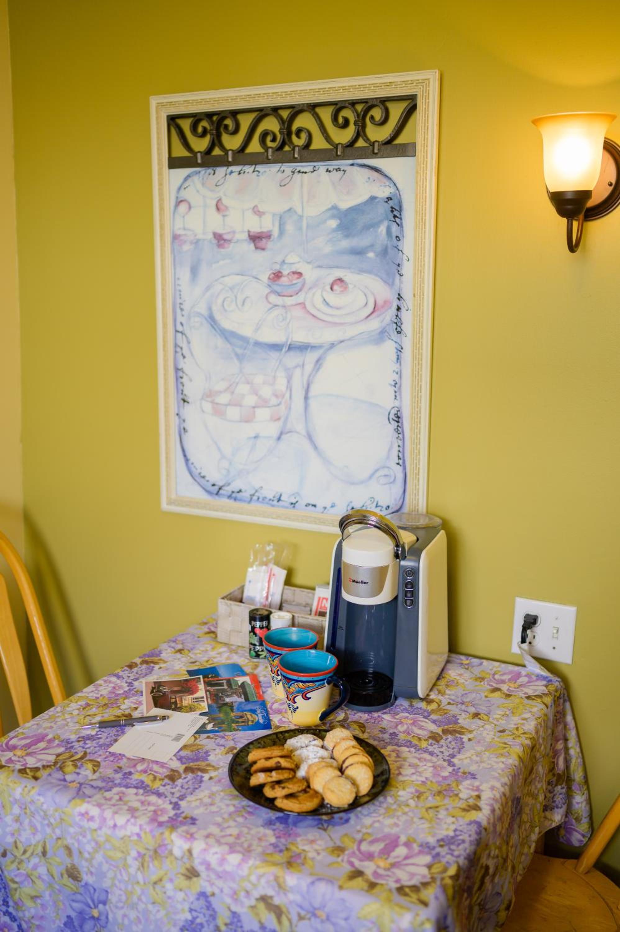 Courtyard Room with Two Double Beds and Kitchen (Dog Friendly) thumbnail 6
