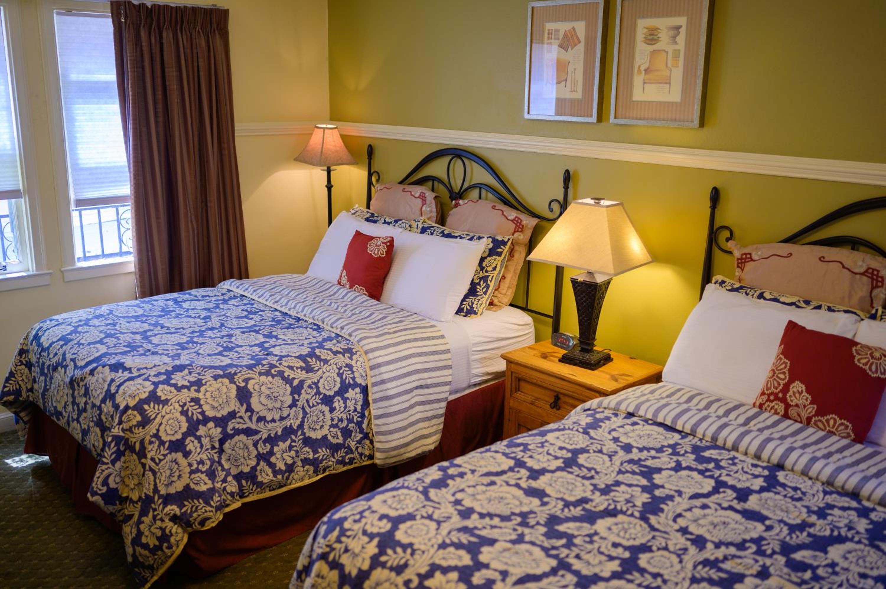 Courtyard Room with Two Double Beds and Kitchen (Dog Friendly)