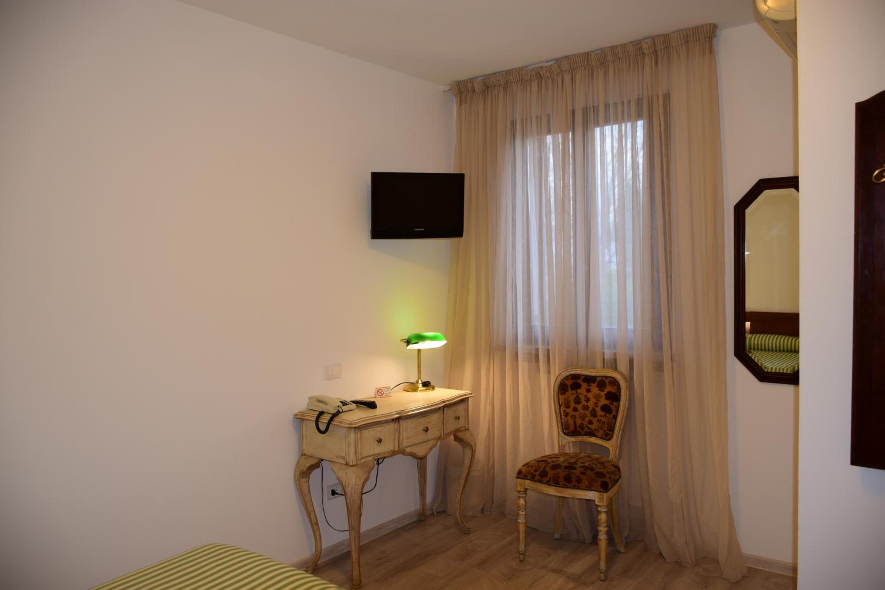 Double or Twin Room - Photo 5