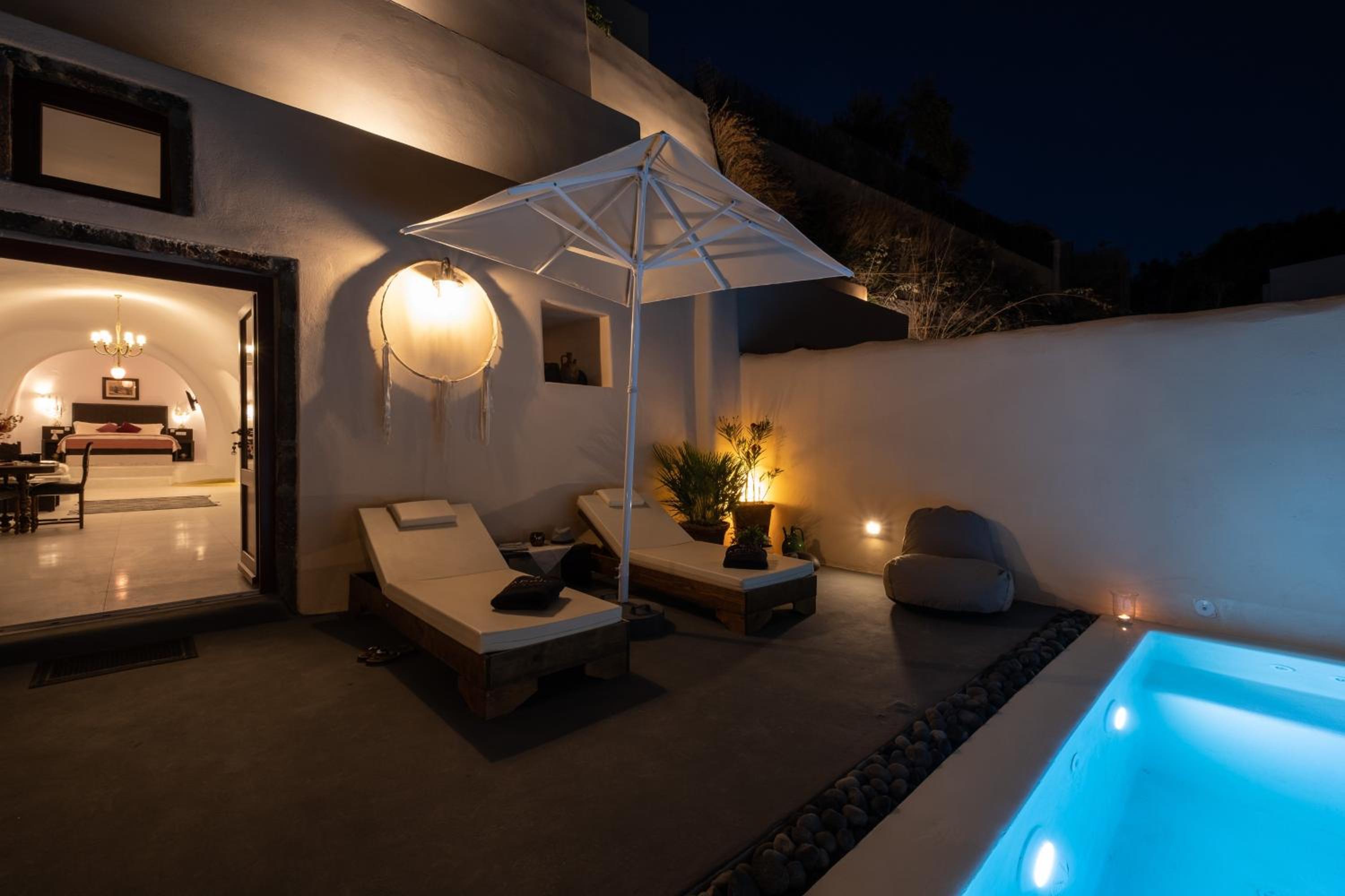Suite with Private Pool and Indoor Jacuzzi - Photo 22