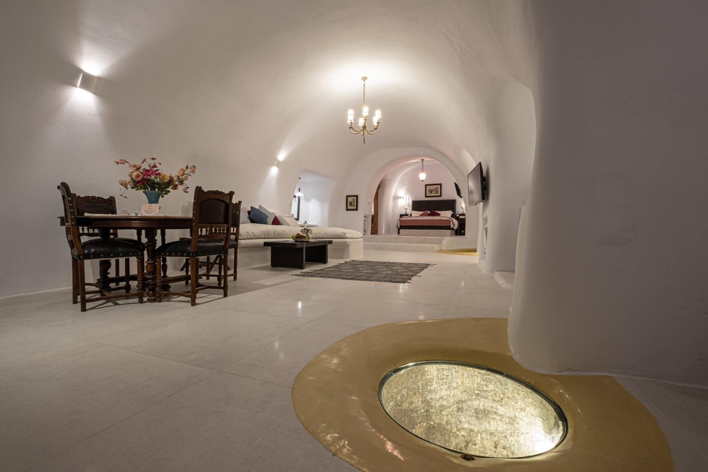 Suite with Private Pool and Indoor Jacuzzi - Photo 6