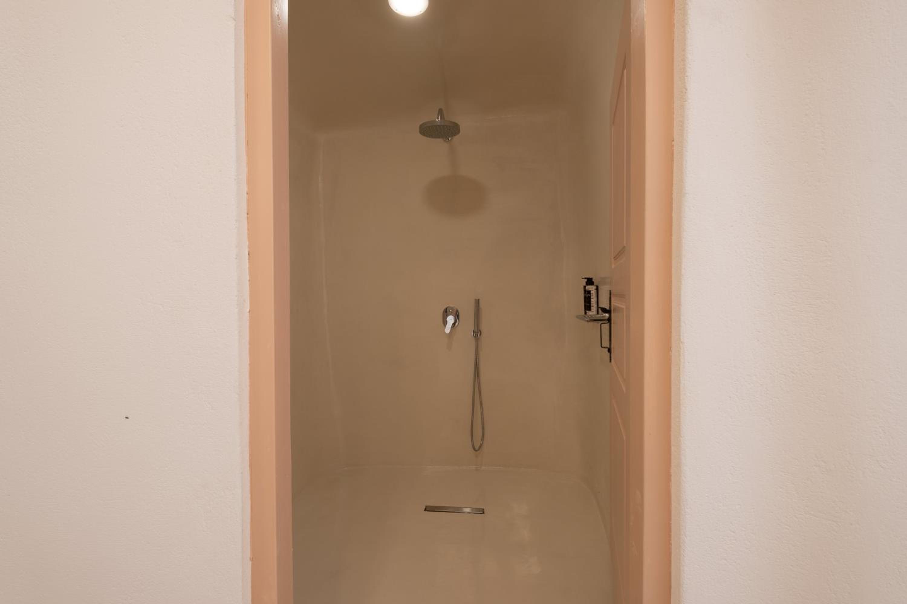 Suite with Private Pool and Indoor Jacuzzi - Photo 17