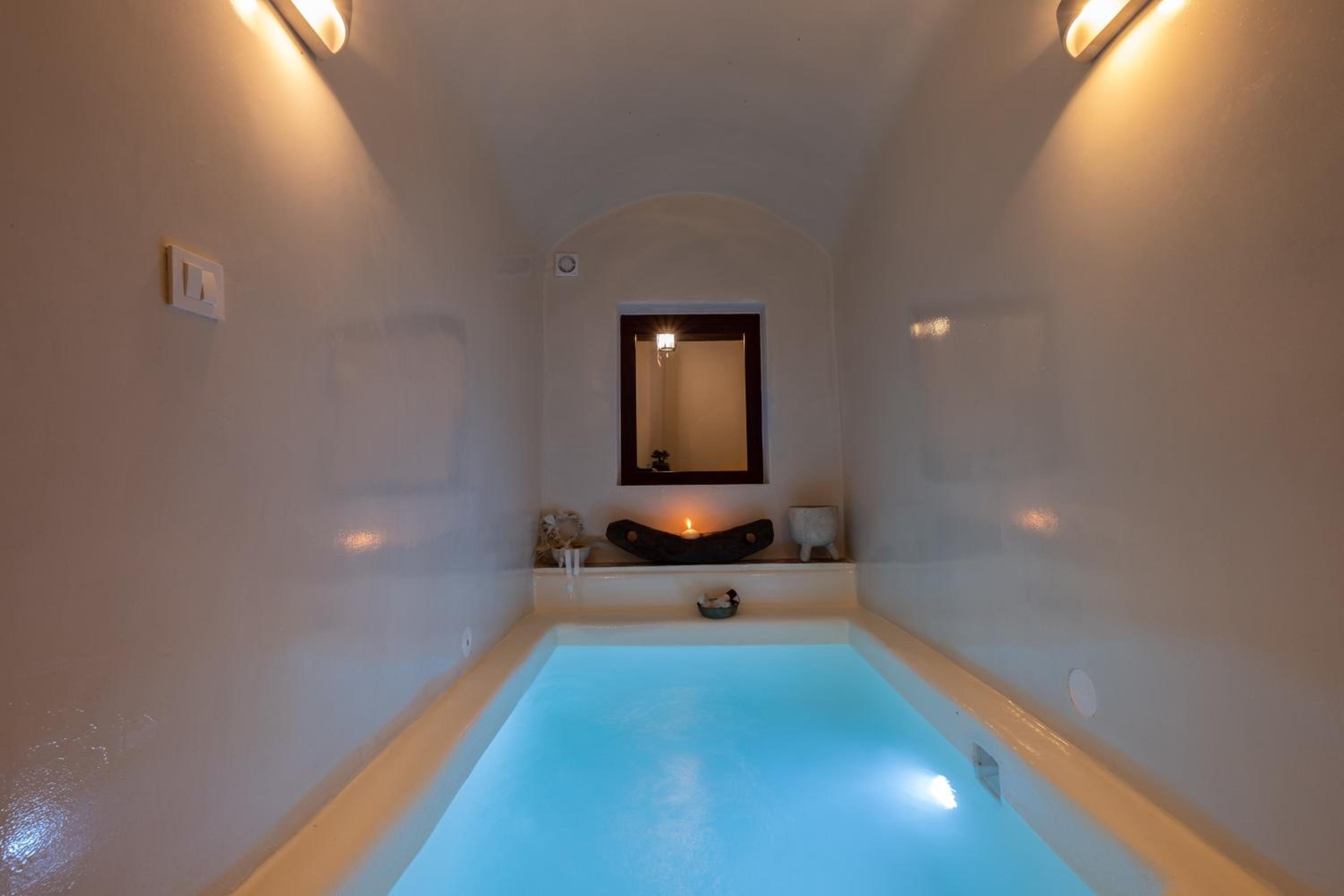 Suite with Private Pool and Indoor Jacuzzi - Photo 11
