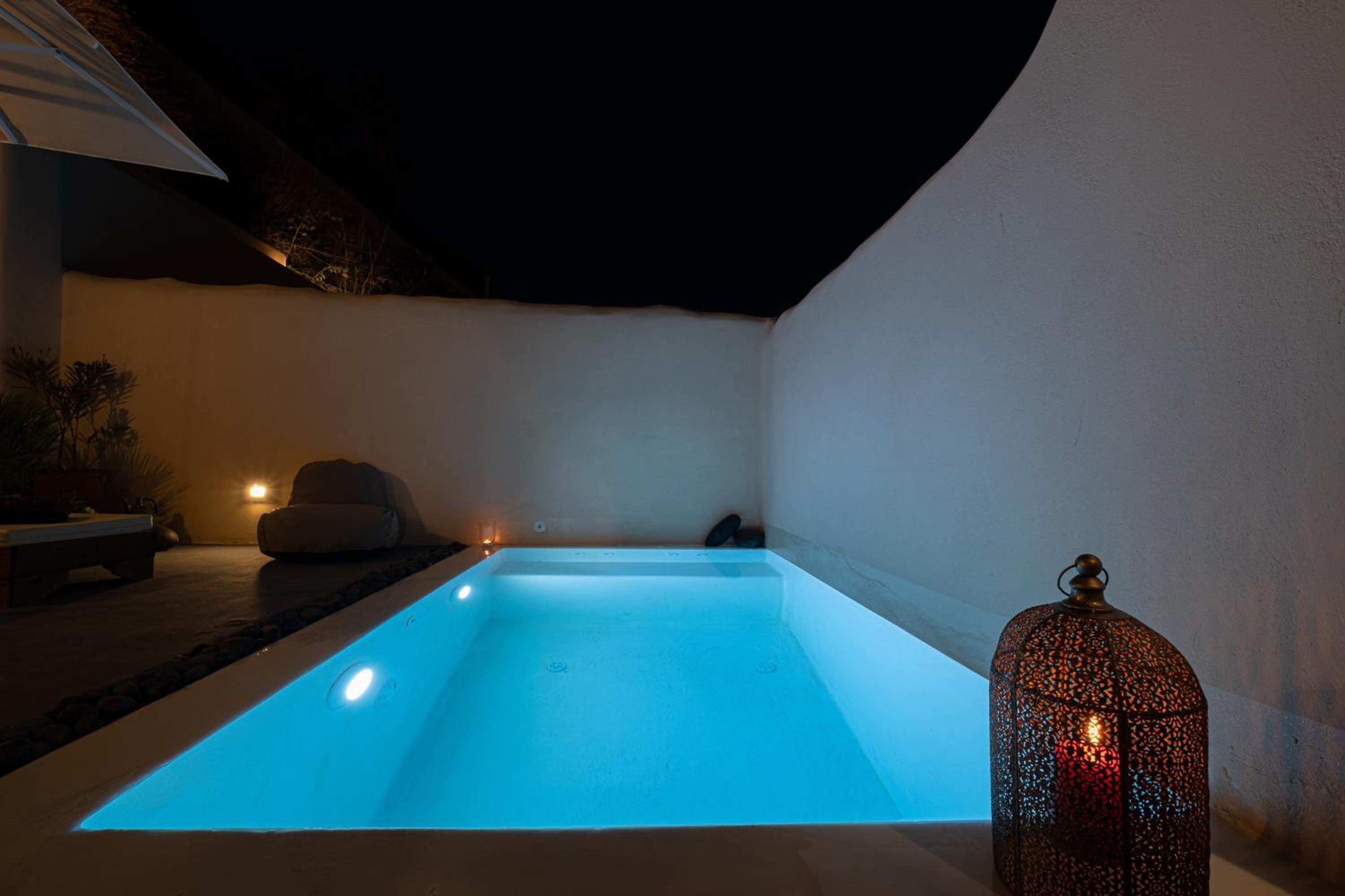 Suite with Private Pool and Indoor Jacuzzi - Photo 2