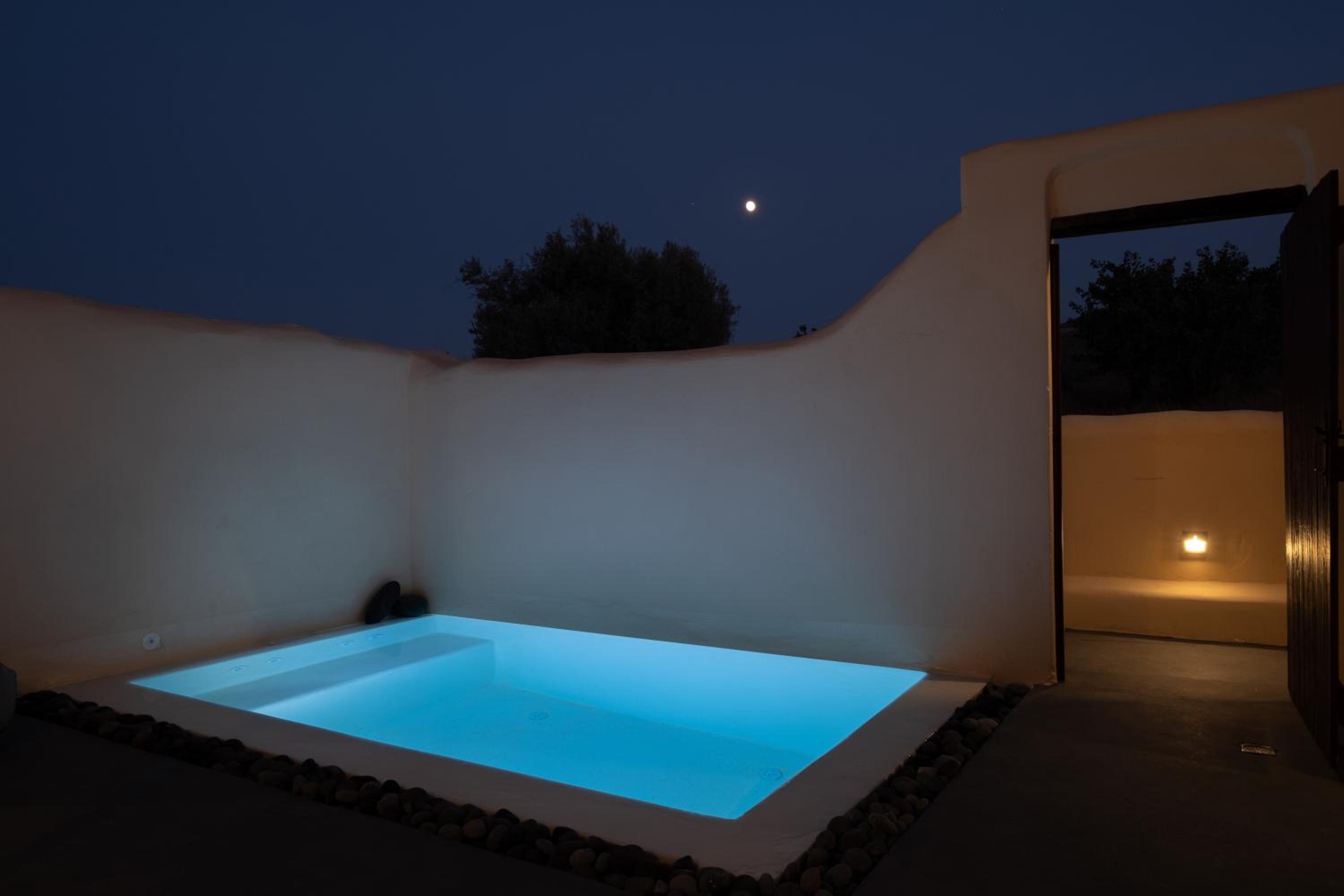 Suite with Private Pool and Indoor Jacuzzi - Photo 8
