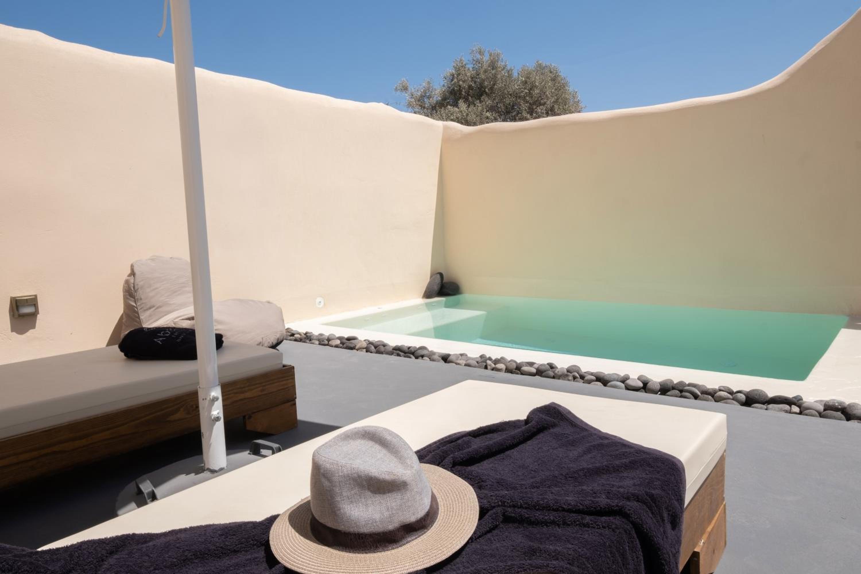 Suite with Private Pool and Indoor Jacuzzi - Photo 19