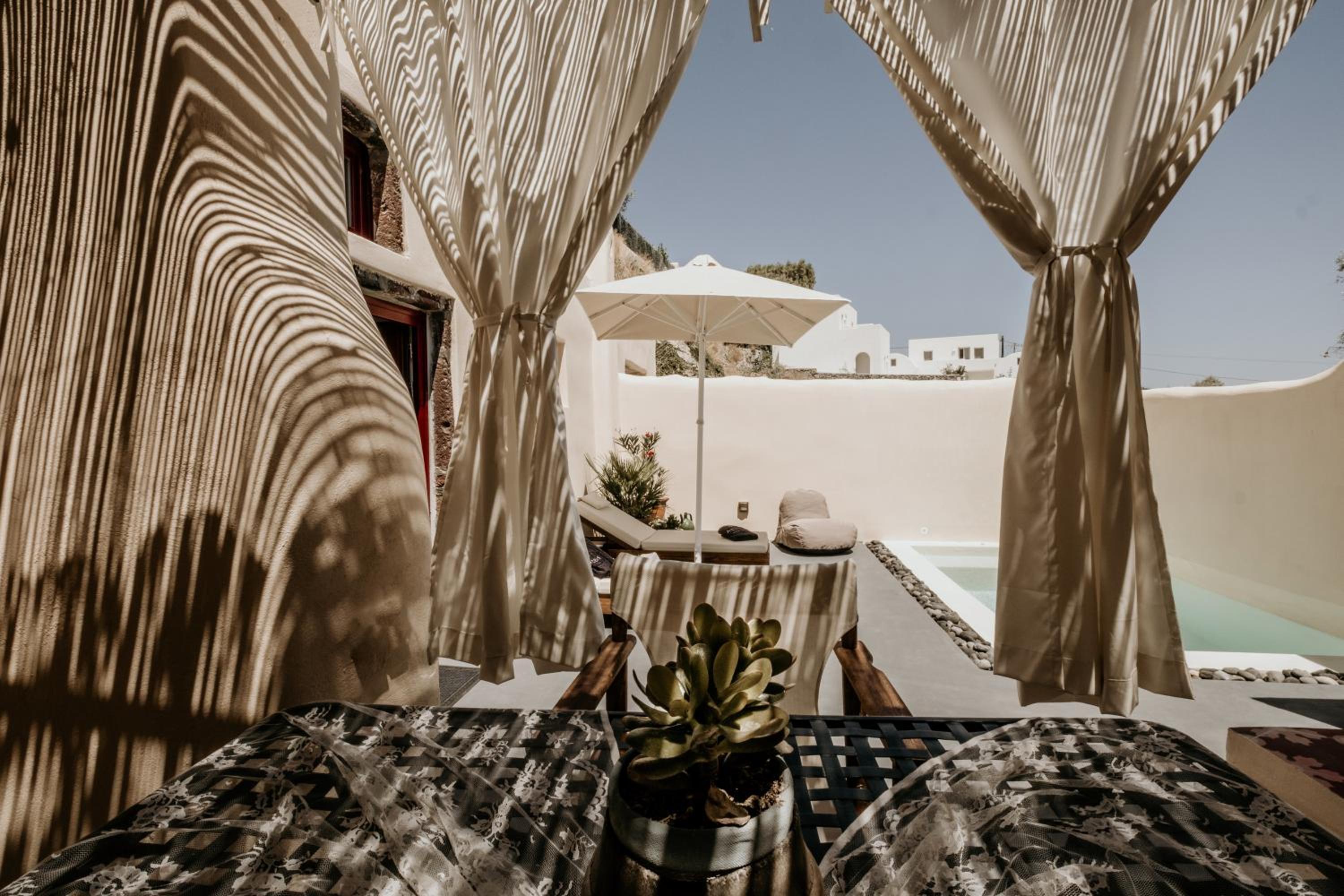 Suite with Private Pool and Indoor Jacuzzi - Photo 16