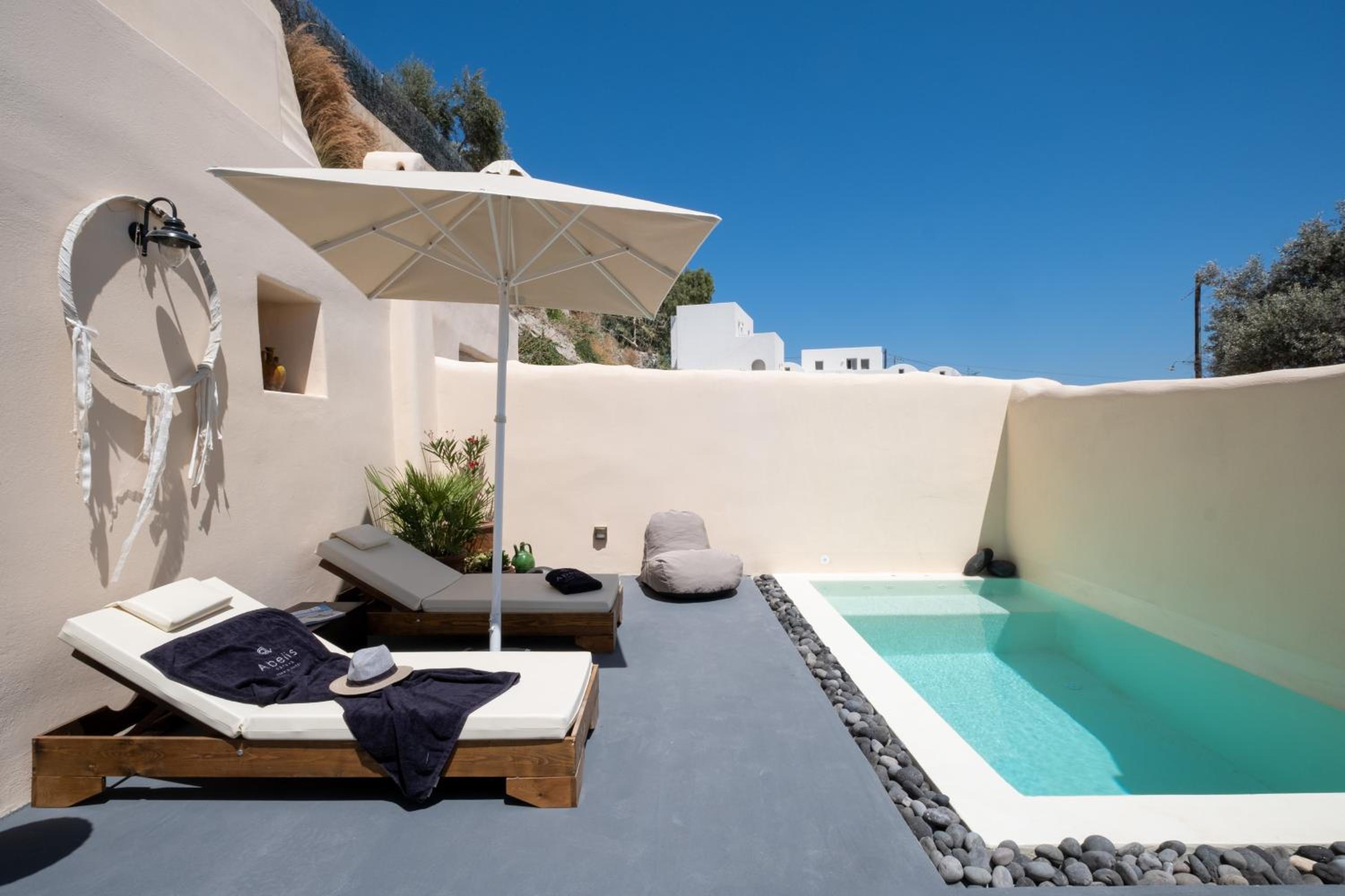 Suite with Private Pool and Indoor Jacuzzi - Photo 15