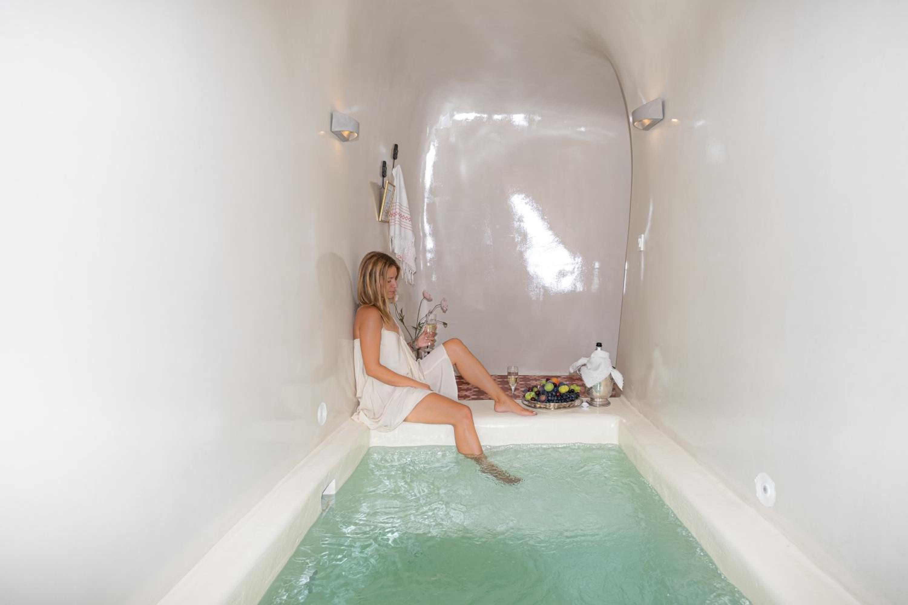 Suite with Private Pool and Indoor Jacuzzi - Photo 9