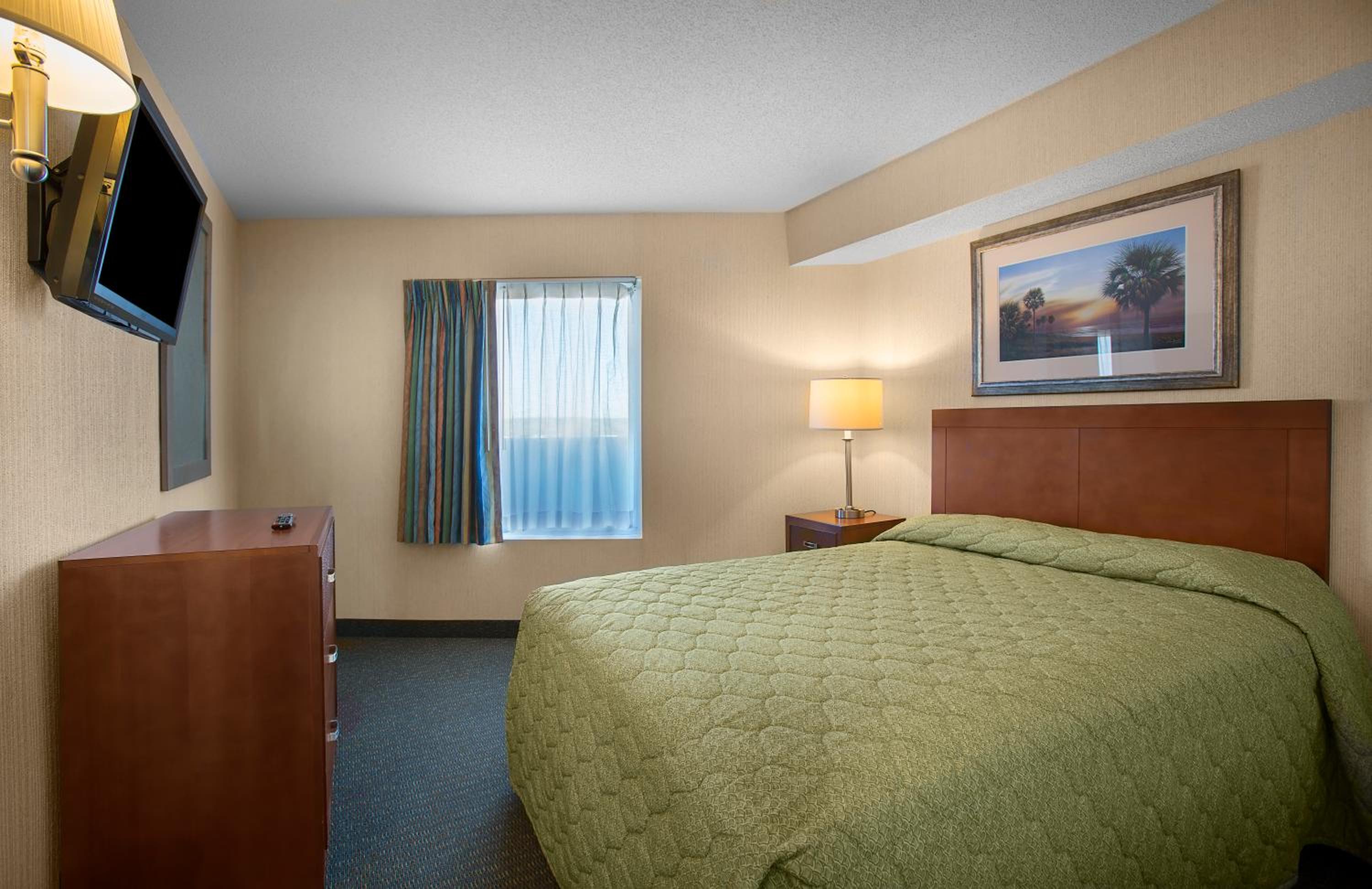 Three-Bedroom Suite Oceanfront - Photo 5