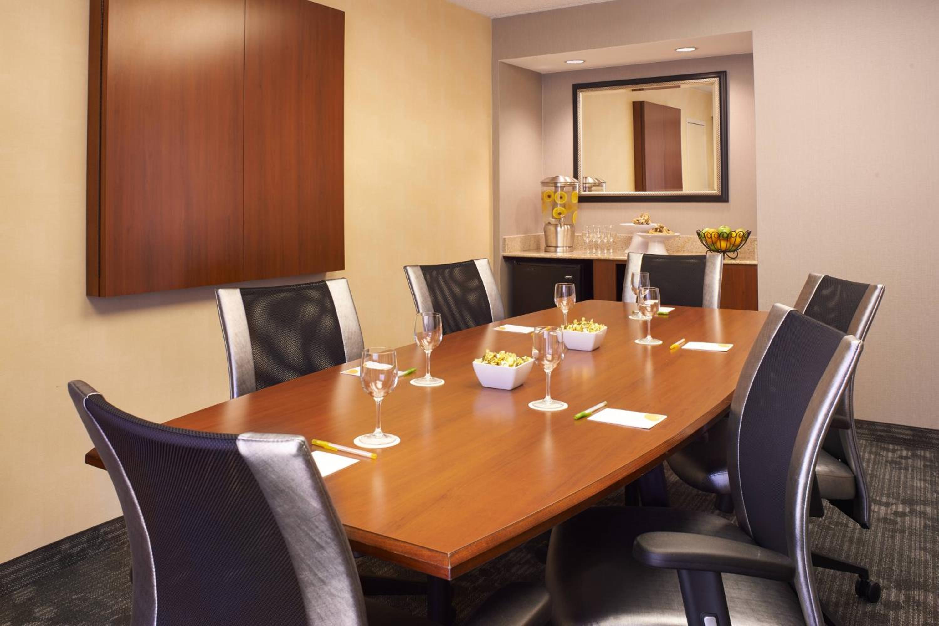 One-Bedroom Double Suite with Two Double Beds and Conference Space photo 1