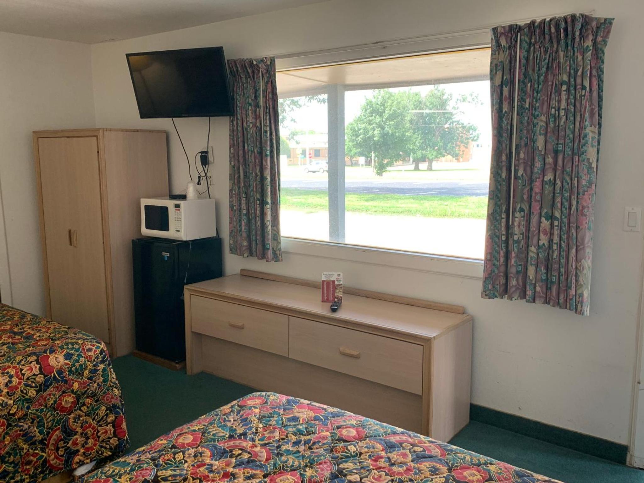 Queen Room with Two Queen Beds - Smoking photo 2