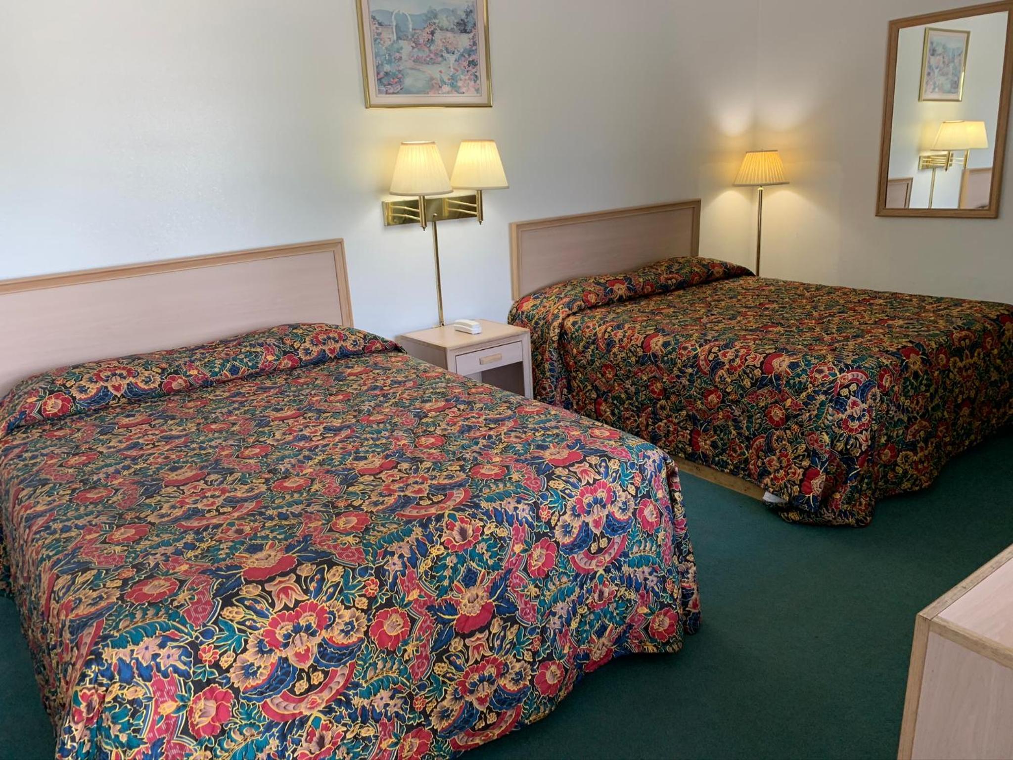 Queen Room with Two Queen Beds - Non-Smoking photo 2