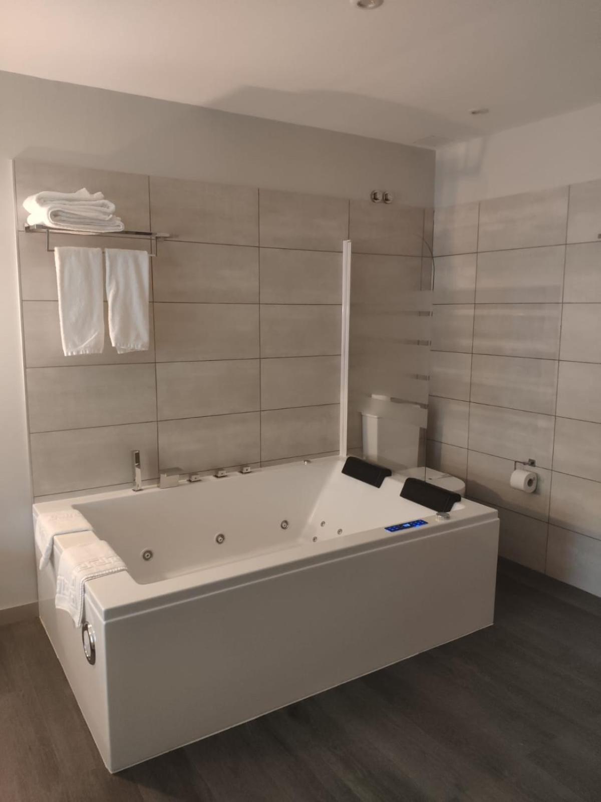 Suite with Hot Tub photo 2