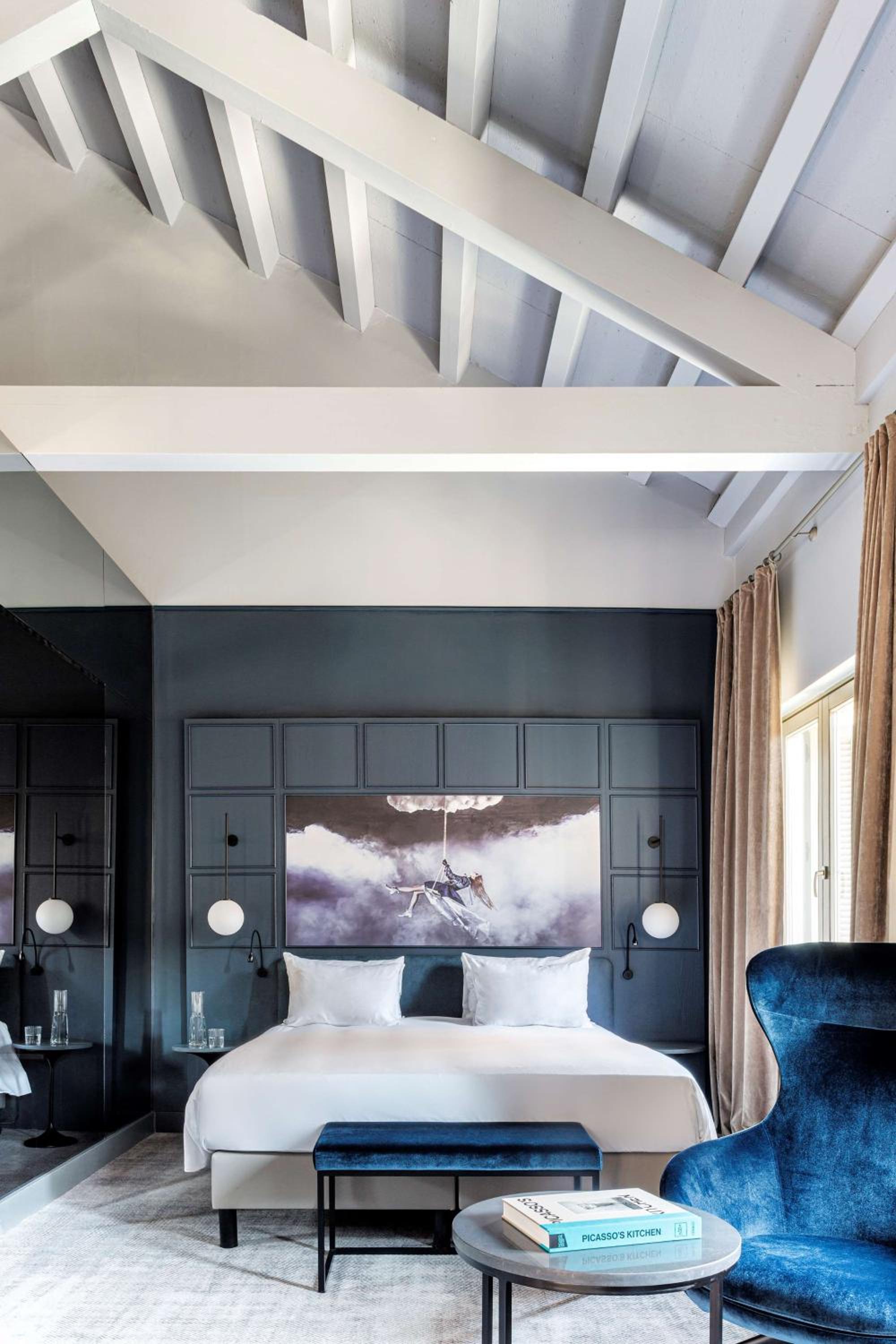 Suite with Balcony and Square View - Photo 4