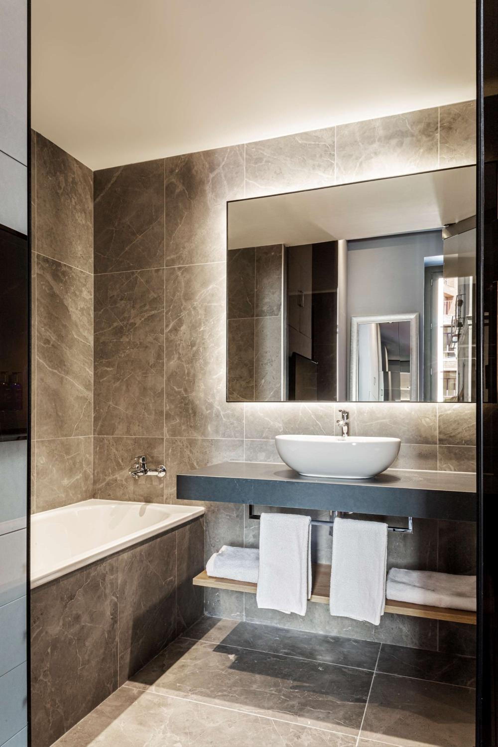 Junior Suite with Balcony and Square View - Photo 4