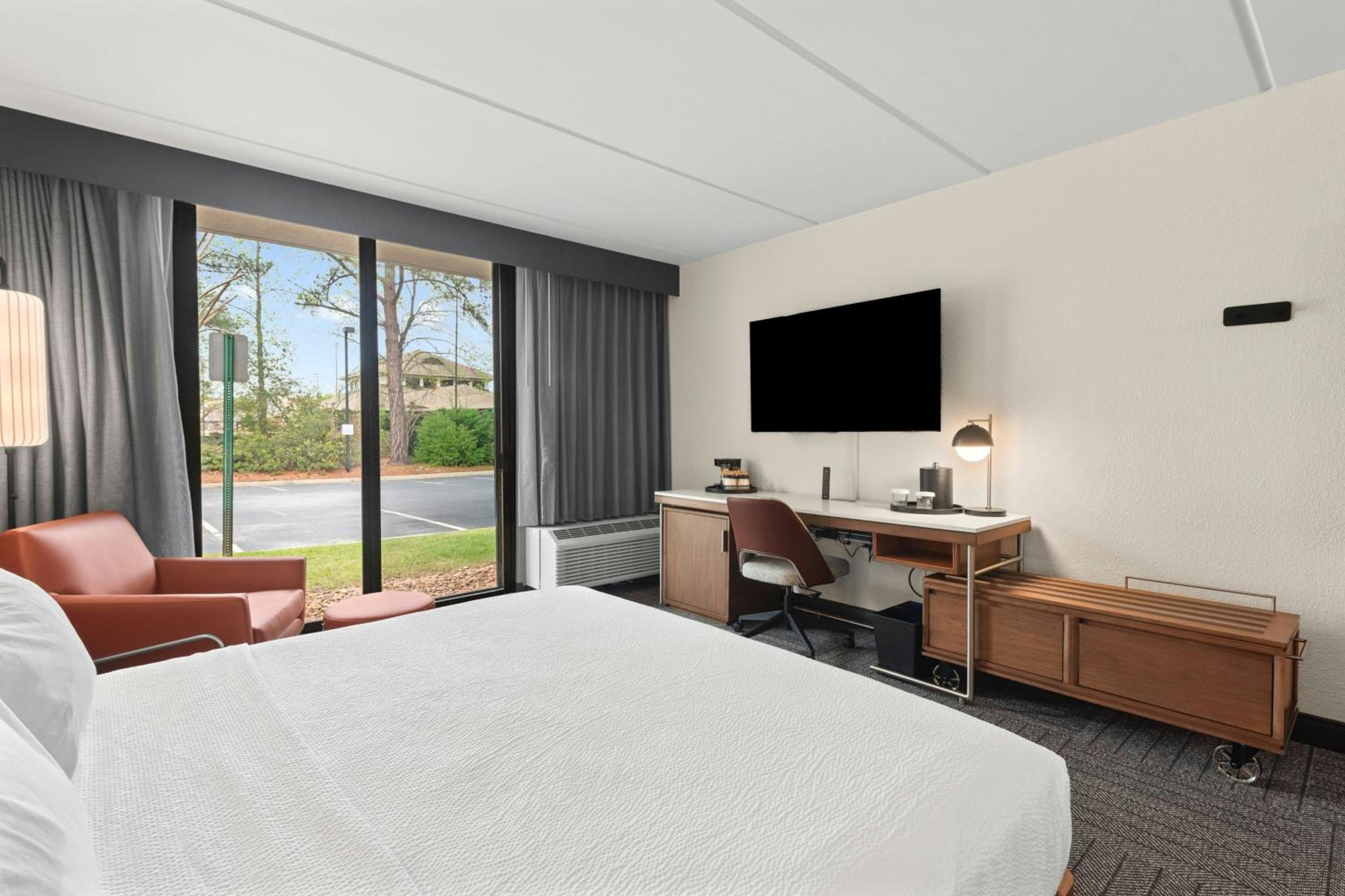 King Room with Bathtub - Mobility Access/Hearing Accessible