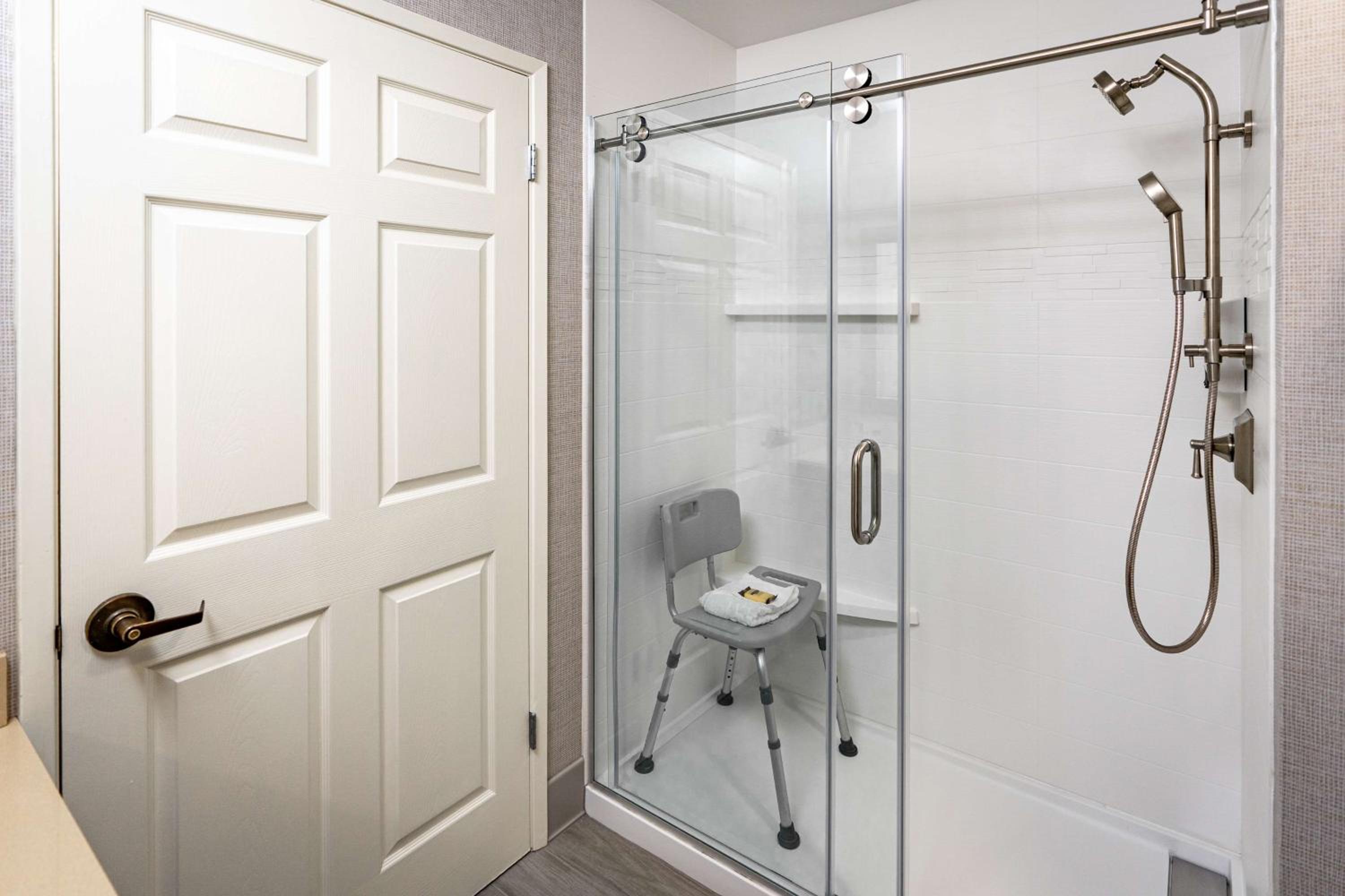 King Room with Walk-In Shower - Mobility Access - Photo 5