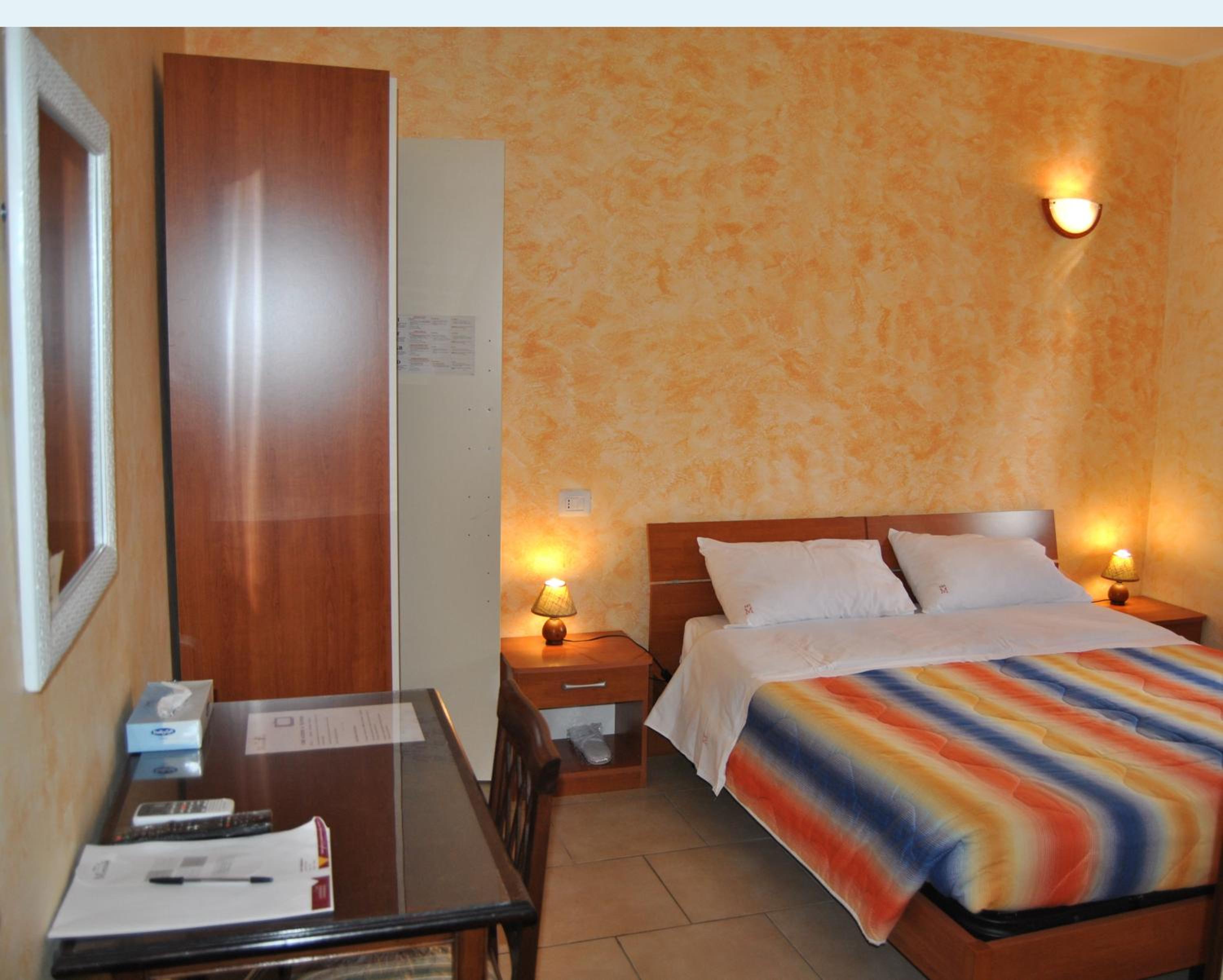 Double or Twin Room - Photo 5
