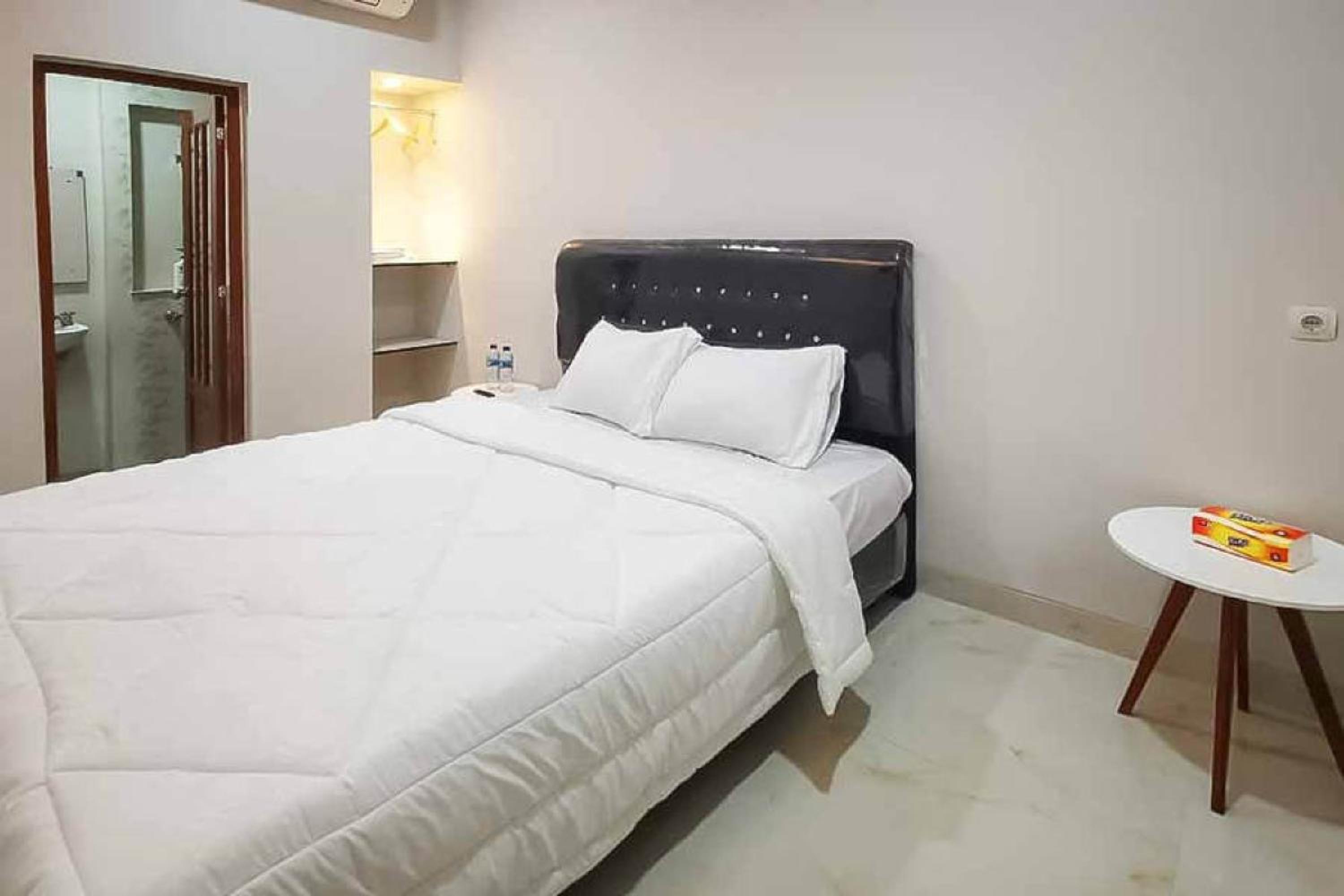 Standard King Room - Photo 14