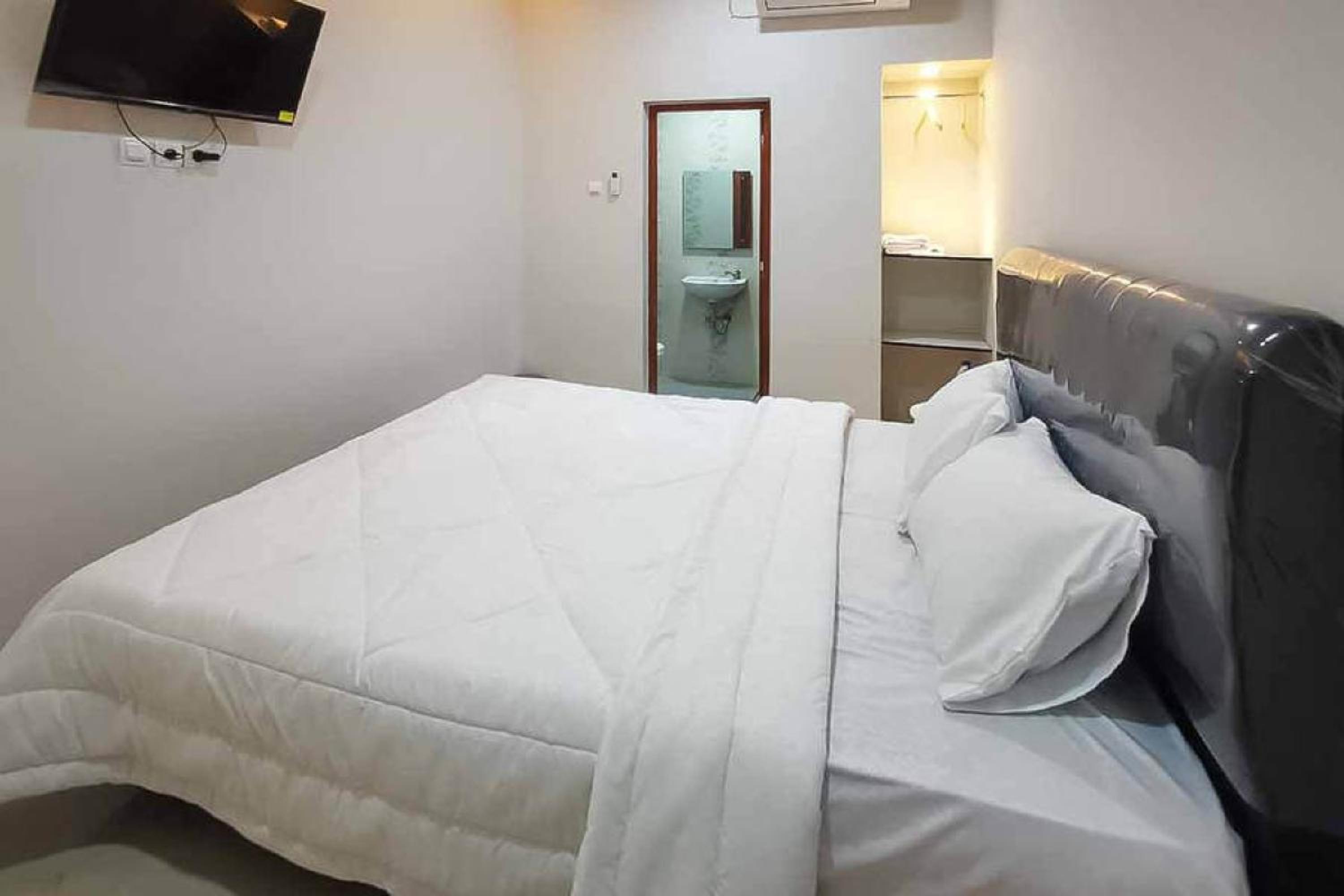 Standard King Room - Photo 12