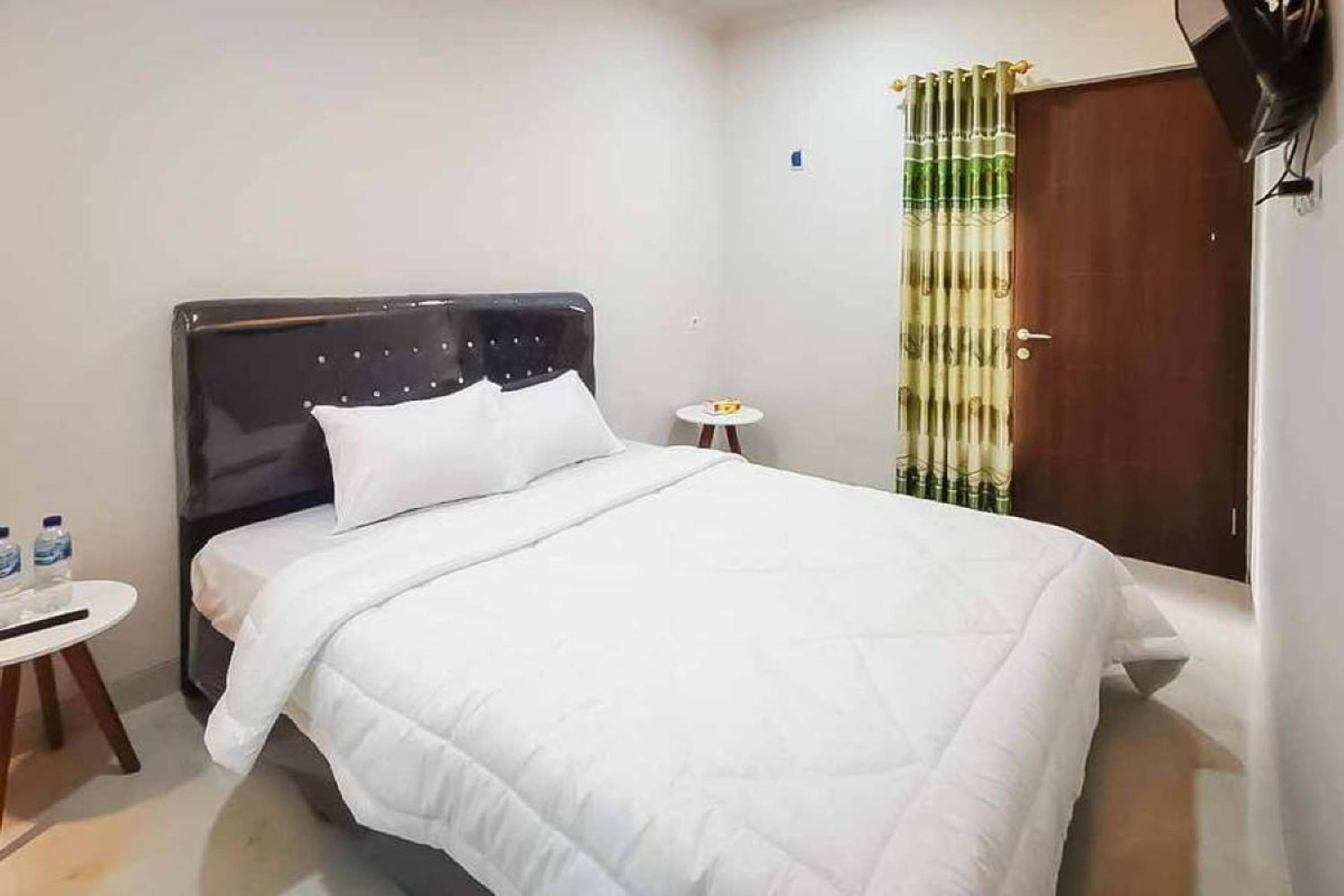 Standard King Room - Photo 13