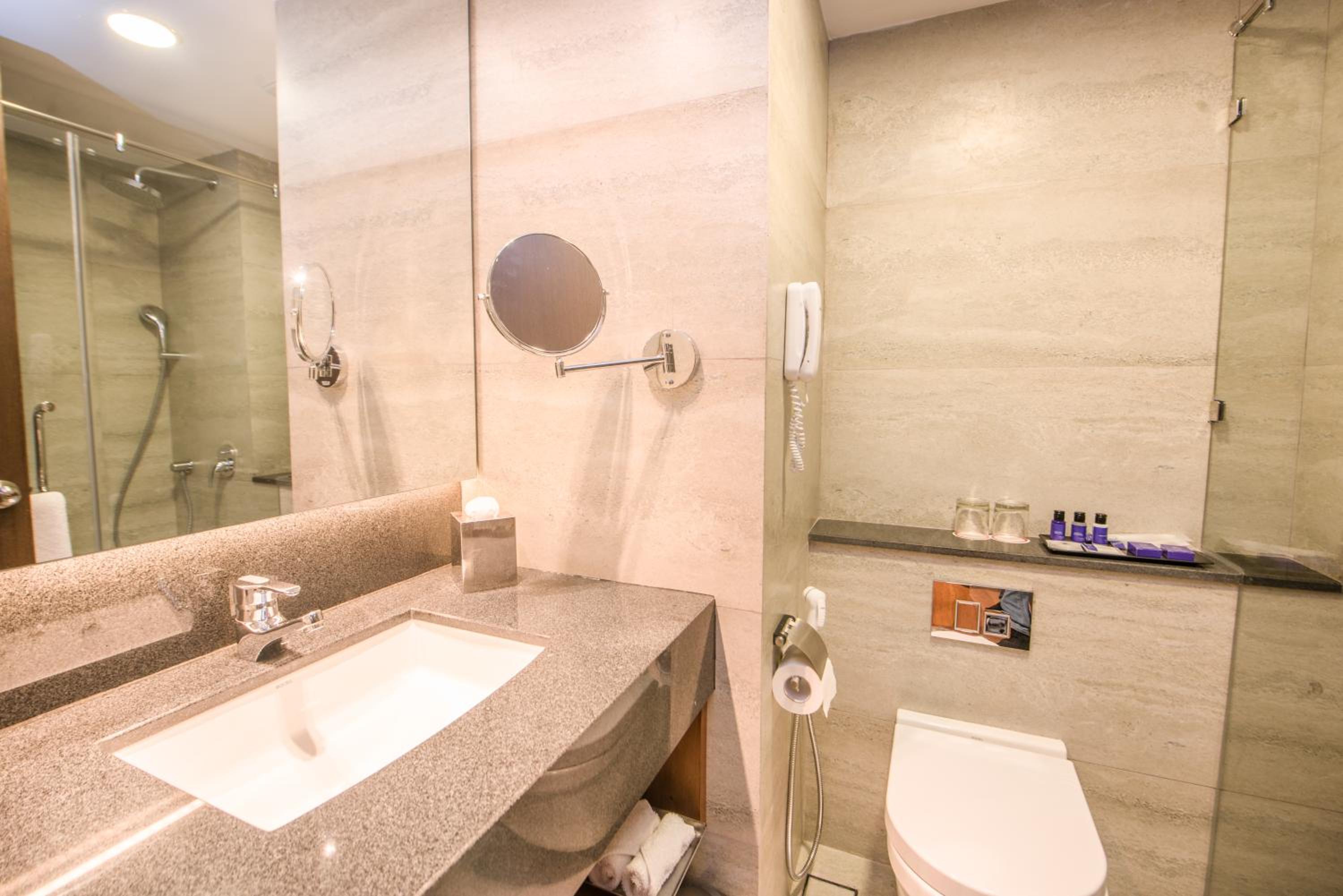 Deluxe King Room - Photo 14