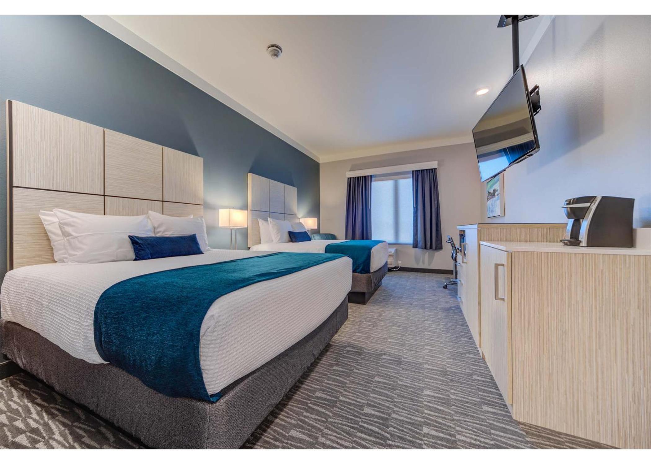 Queen Room with Two Queen Beds and Mountain View - Non-Smoking