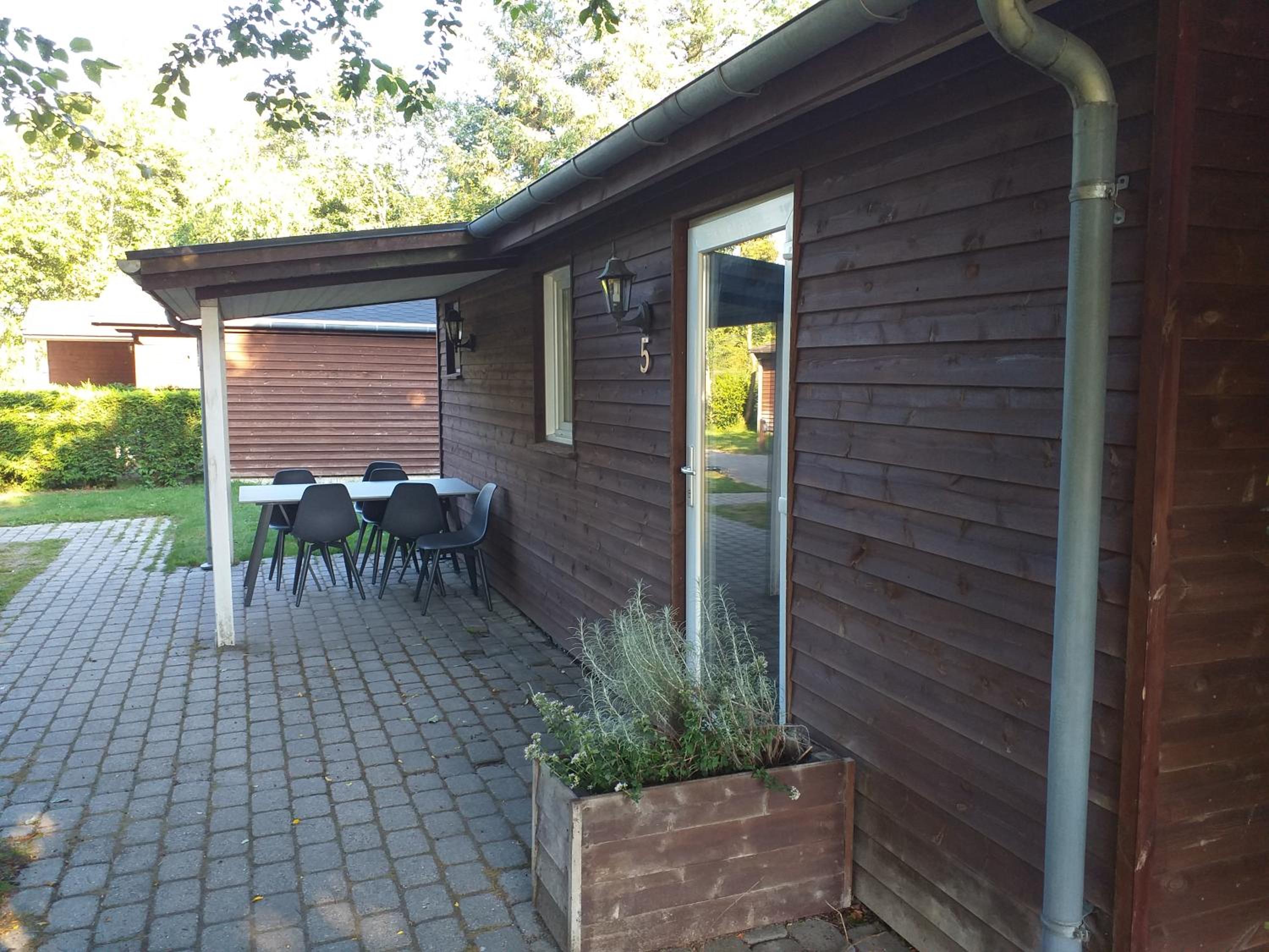 Two-Bedroom Cottage with Private Bathroom  photo 2