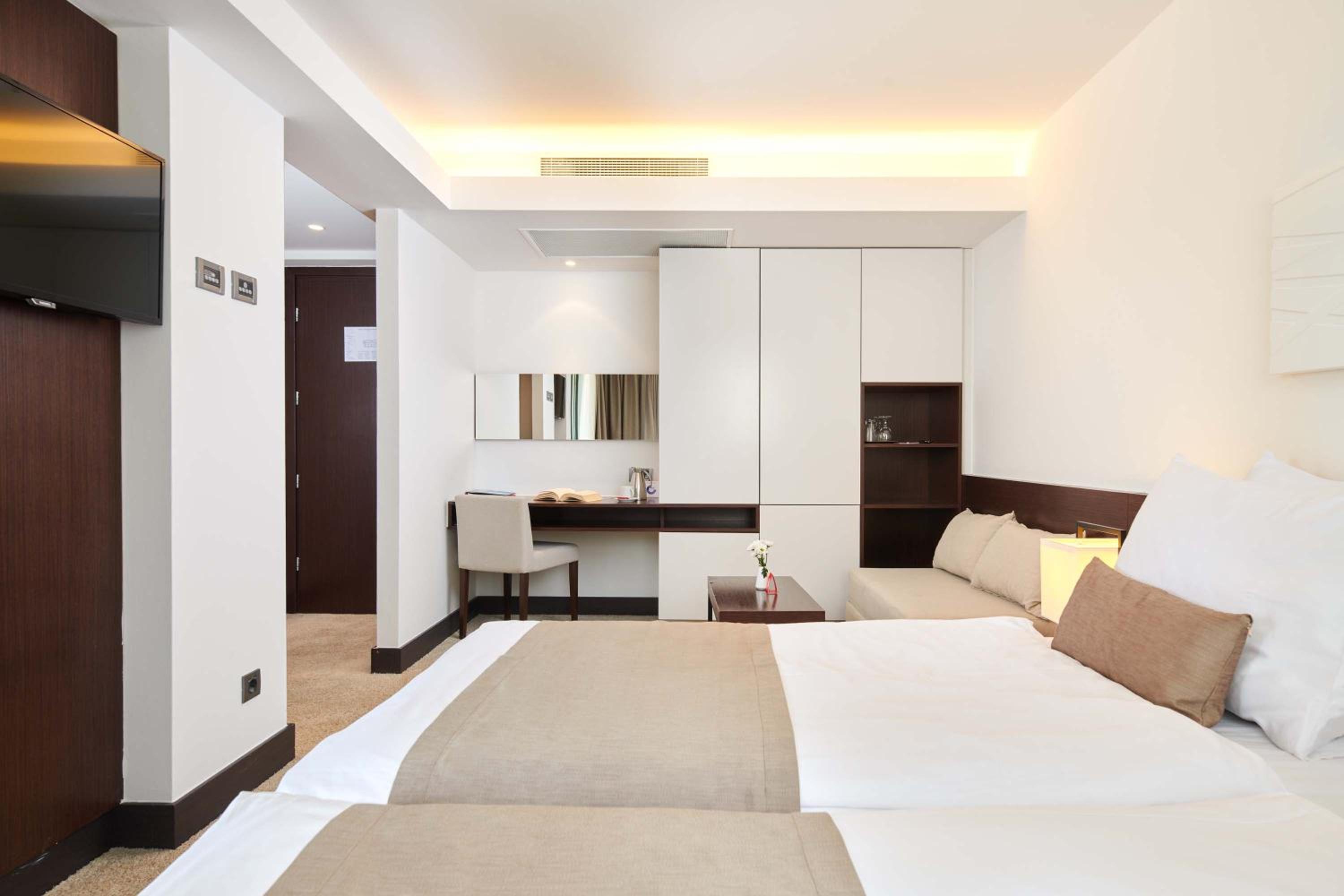 Classic Room with Balcony - Photo 11