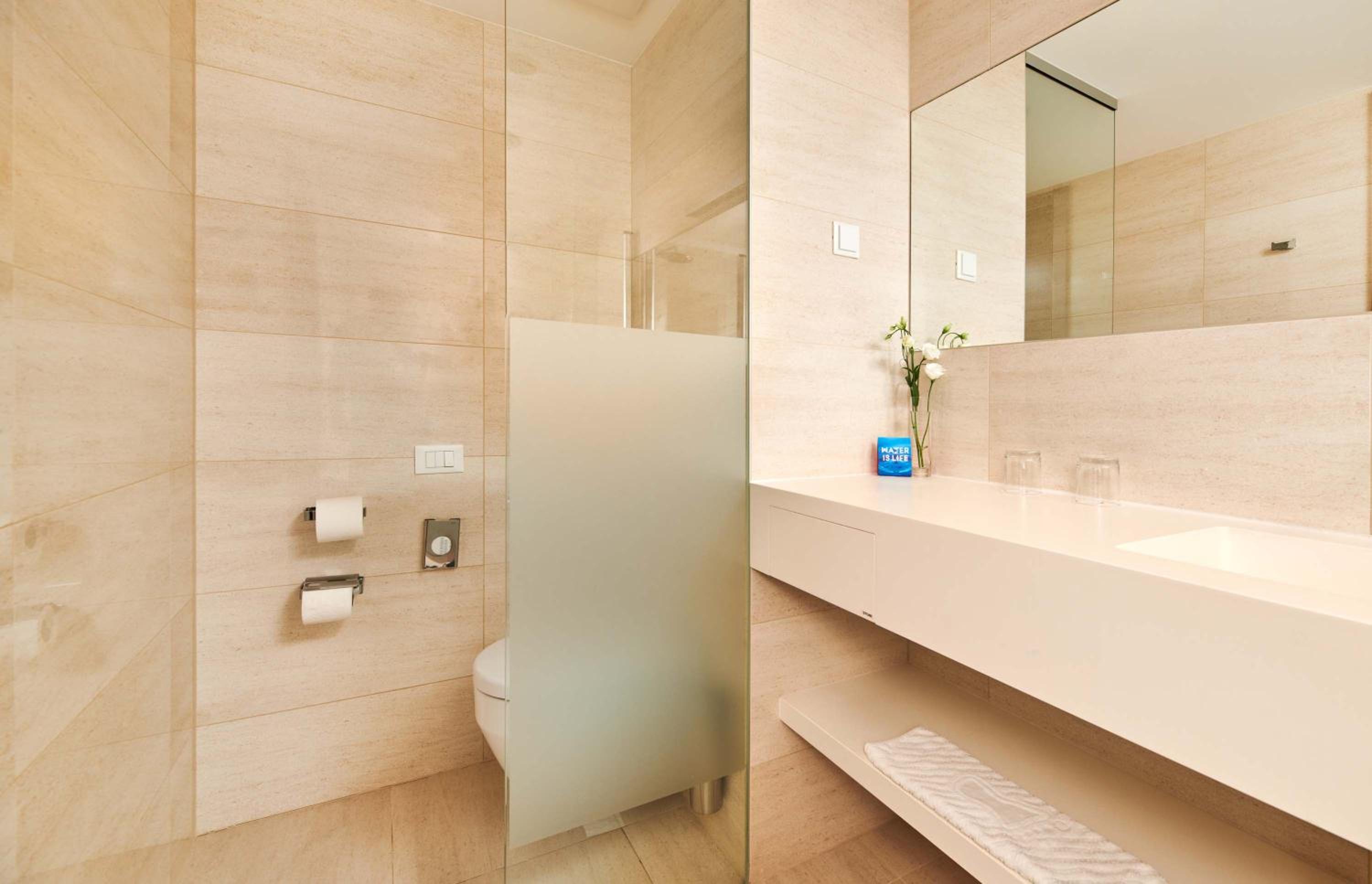 Classic Room with Balcony - Photo 7