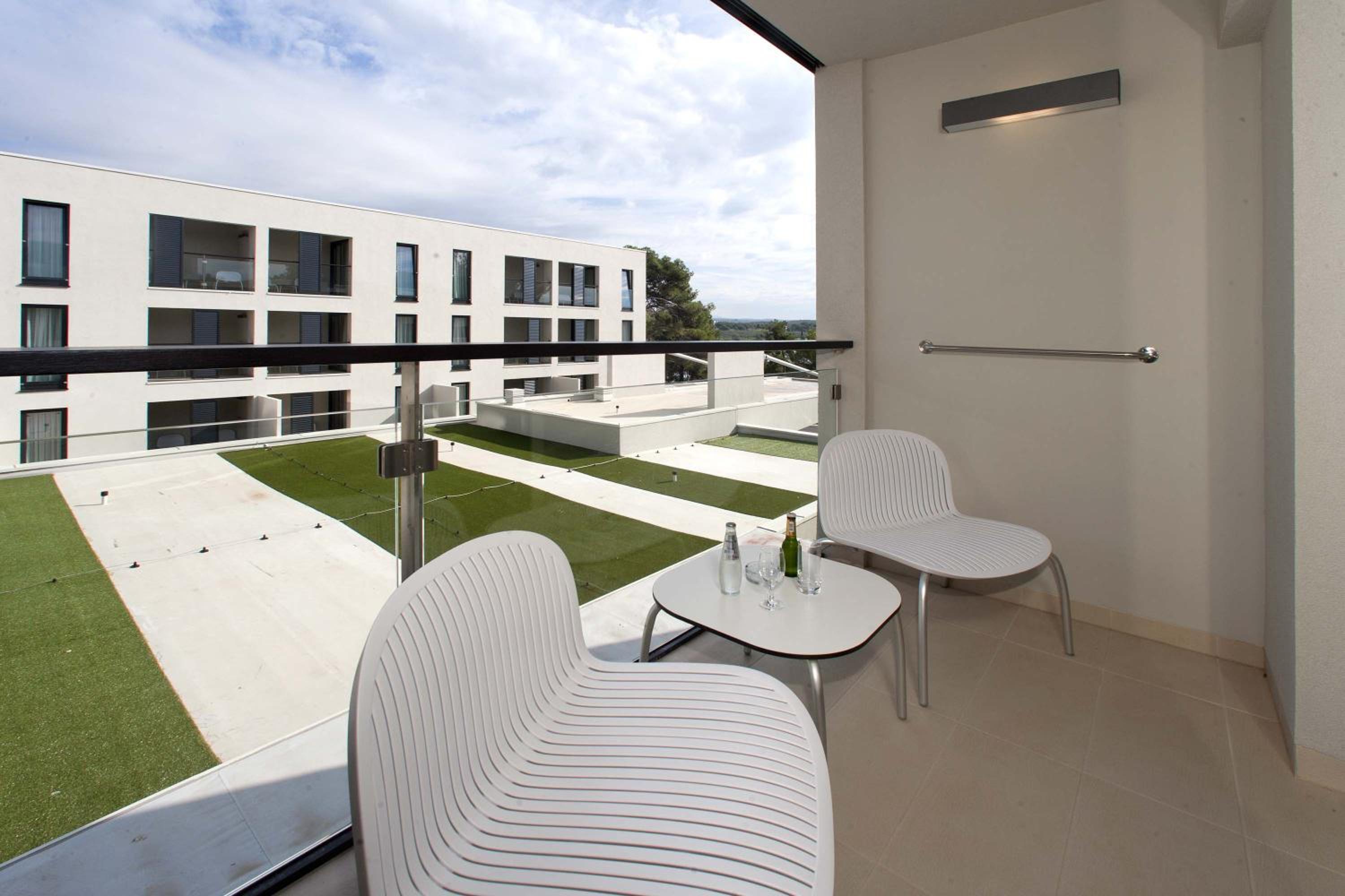 Classic Room with Balcony - Photo 9