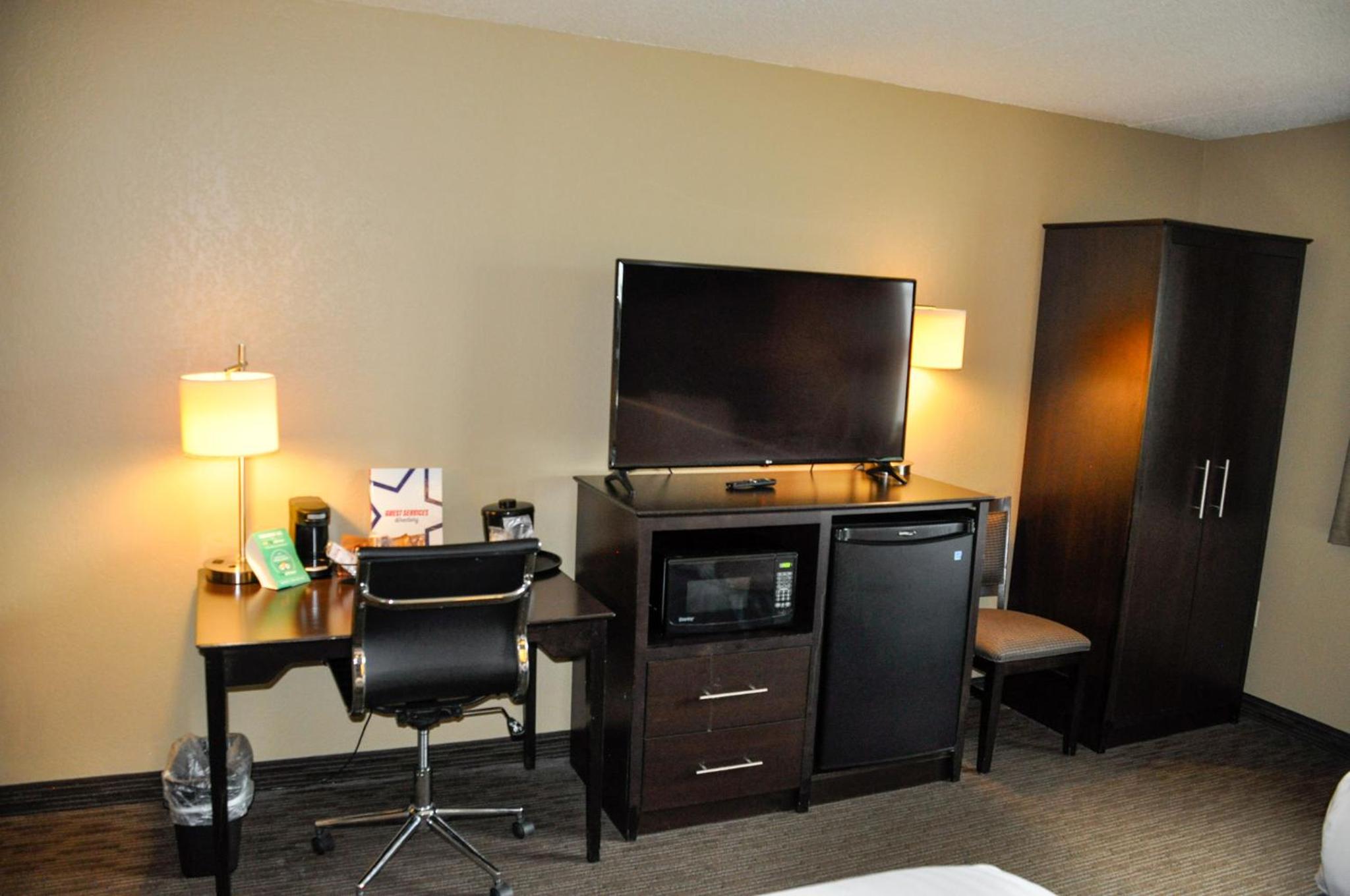 King Room - Non-Smoking photo 2