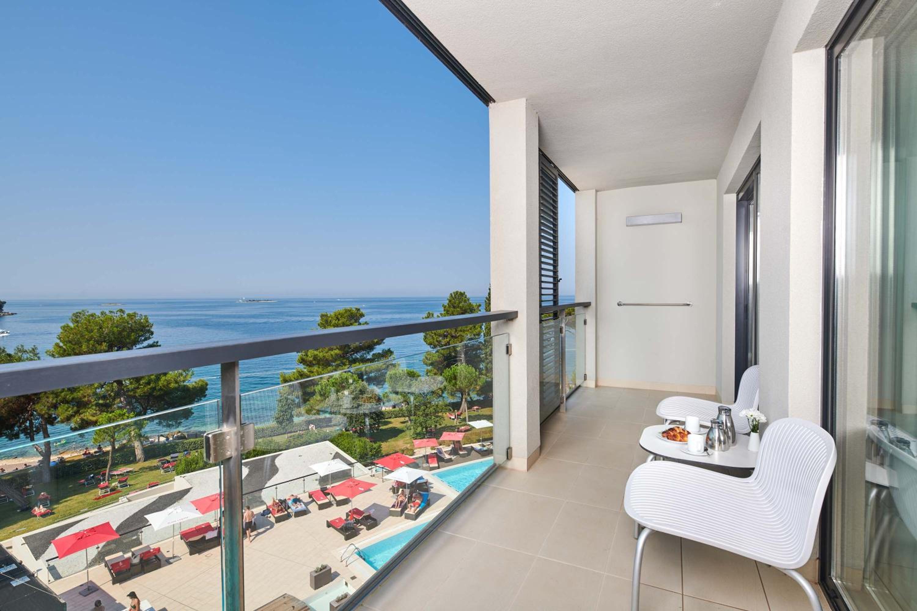 Suite with Balcony and Sea View - Photo 9