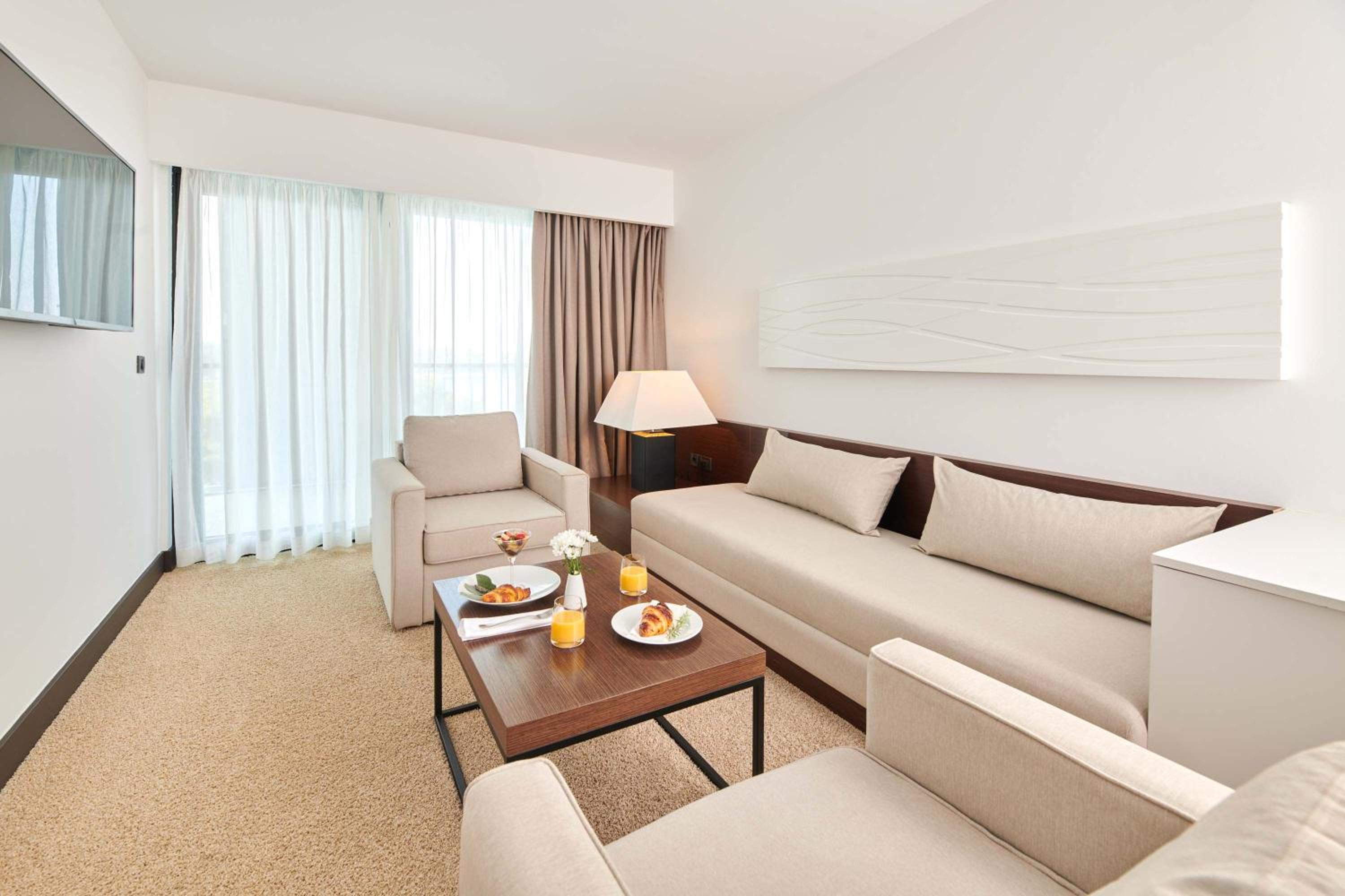 Suite with Balcony and Sea View - Photo 5
