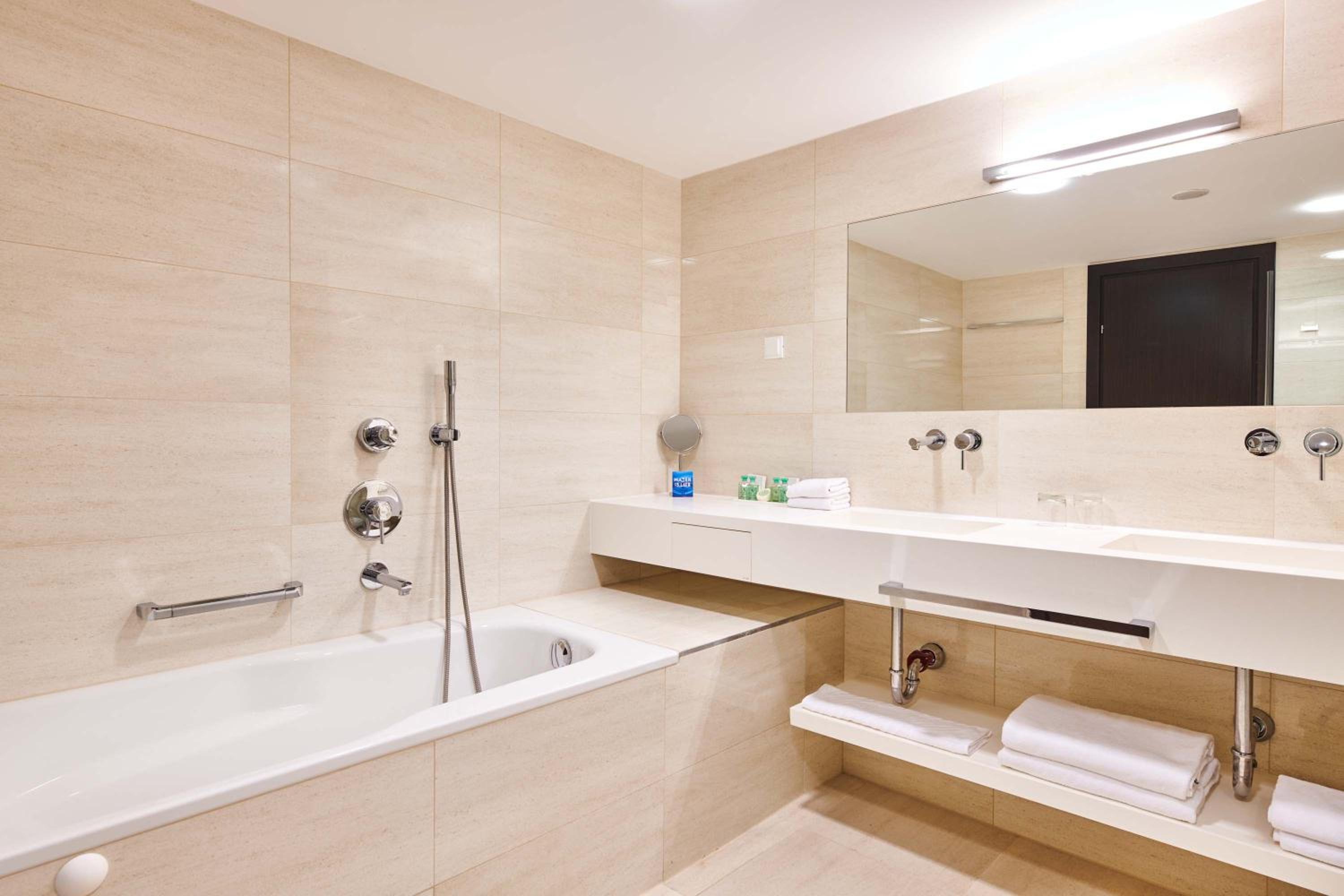 Suite with Balcony and Sea View - Photo 8
