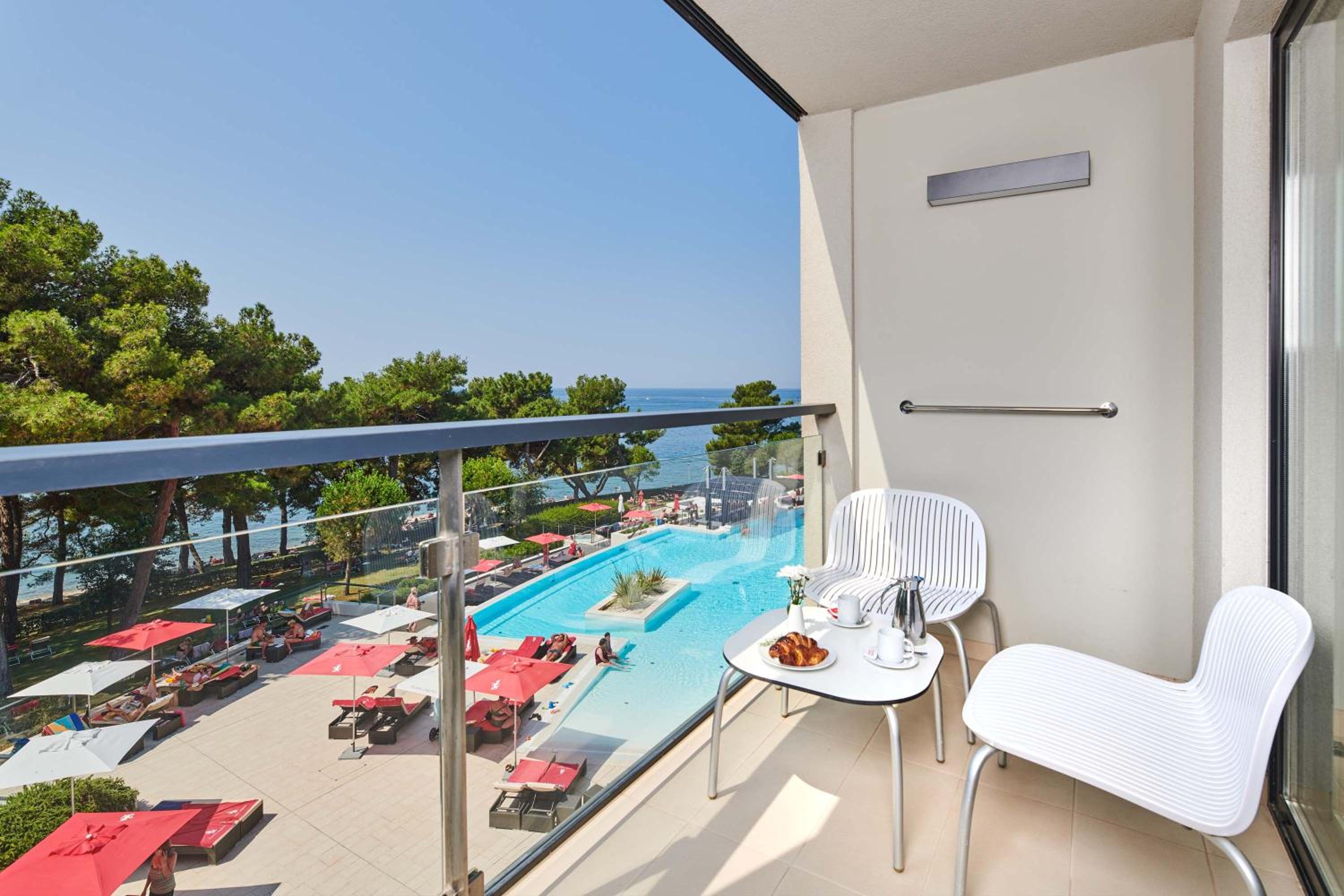Suite with Balcony and Sea View - Photo 6